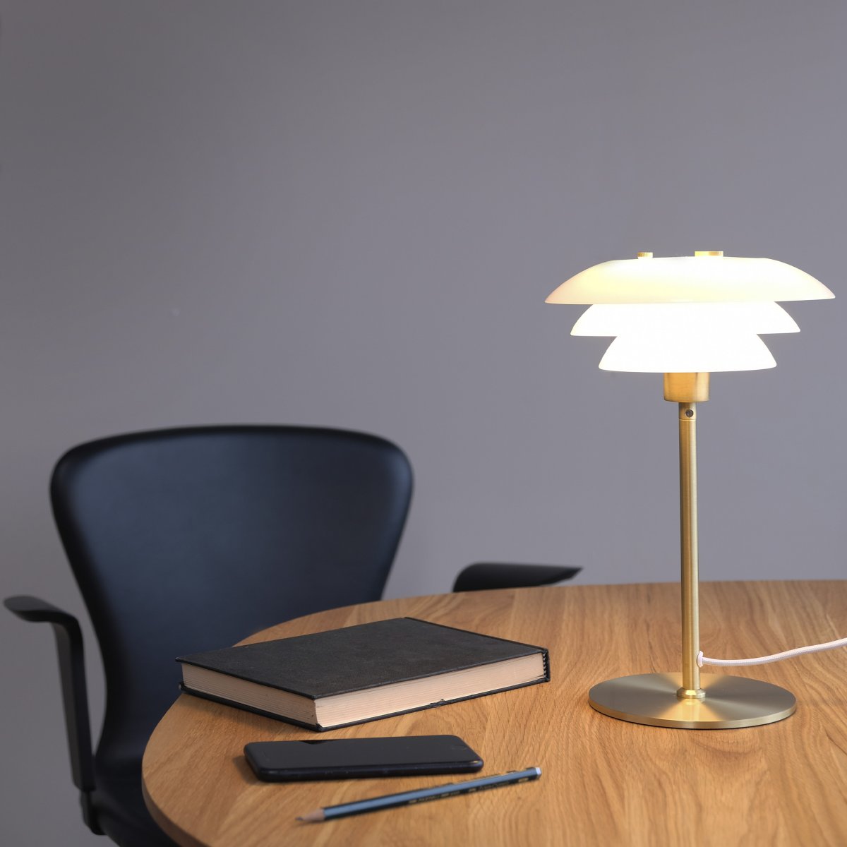 DL20 30cm Messing tafellamp Van Dyberg Larsen - De DL20 tafellamp in opaalglas en messing heeft een exclusief en luxueus design dat er niet alleen prachtig uitziet, maar ook zorgt voor een aangename verlichting van de kamer en de perfecte sfeer cre&euml;ert voor alle gelegenheden.