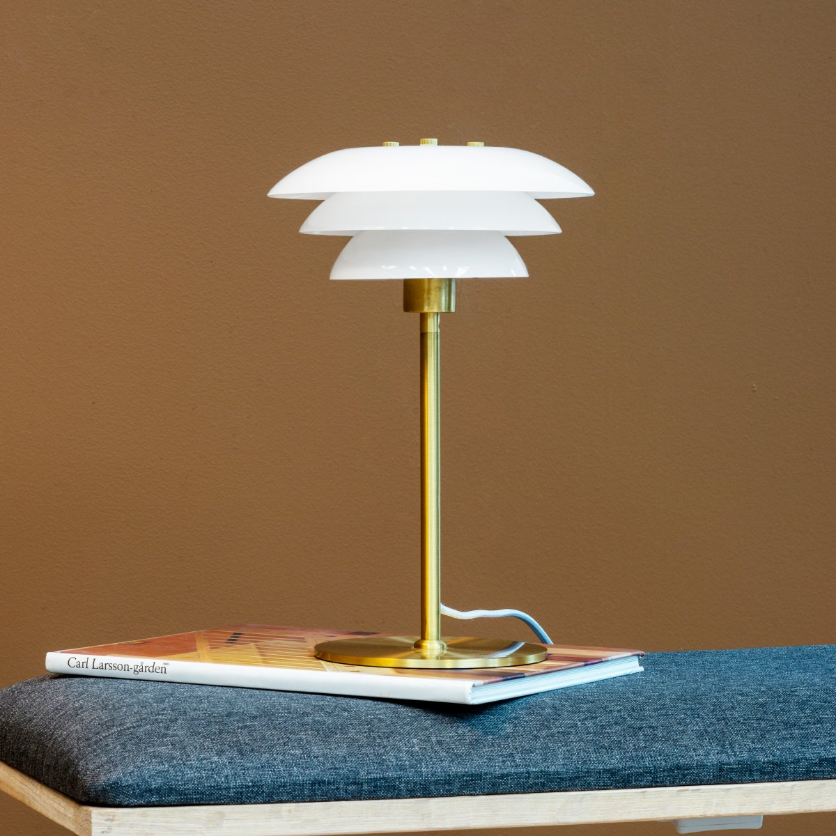 DL20 30cm Messing tafellamp Van Dyberg Larsen - De DL20 tafellamp in opaalglas en messing heeft een exclusief en luxueus design dat er niet alleen prachtig uitziet, maar ook zorgt voor een aangename verlichting van de kamer en de perfecte sfeer cre&euml;ert voor alle gelegenheden.
