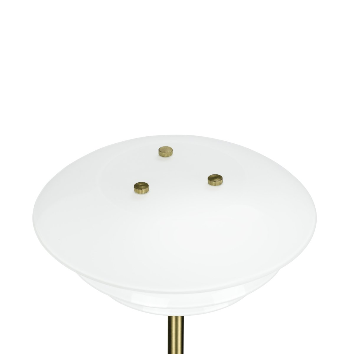 DL20 30cm Messing tafellamp Van Dyberg Larsen - De DL20 tafellamp in opaalglas en messing heeft een exclusief en luxueus design dat er niet alleen prachtig uitziet, maar ook zorgt voor een aangename verlichting van de kamer en de perfecte sfeer cre&euml;ert voor alle gelegenheden.
