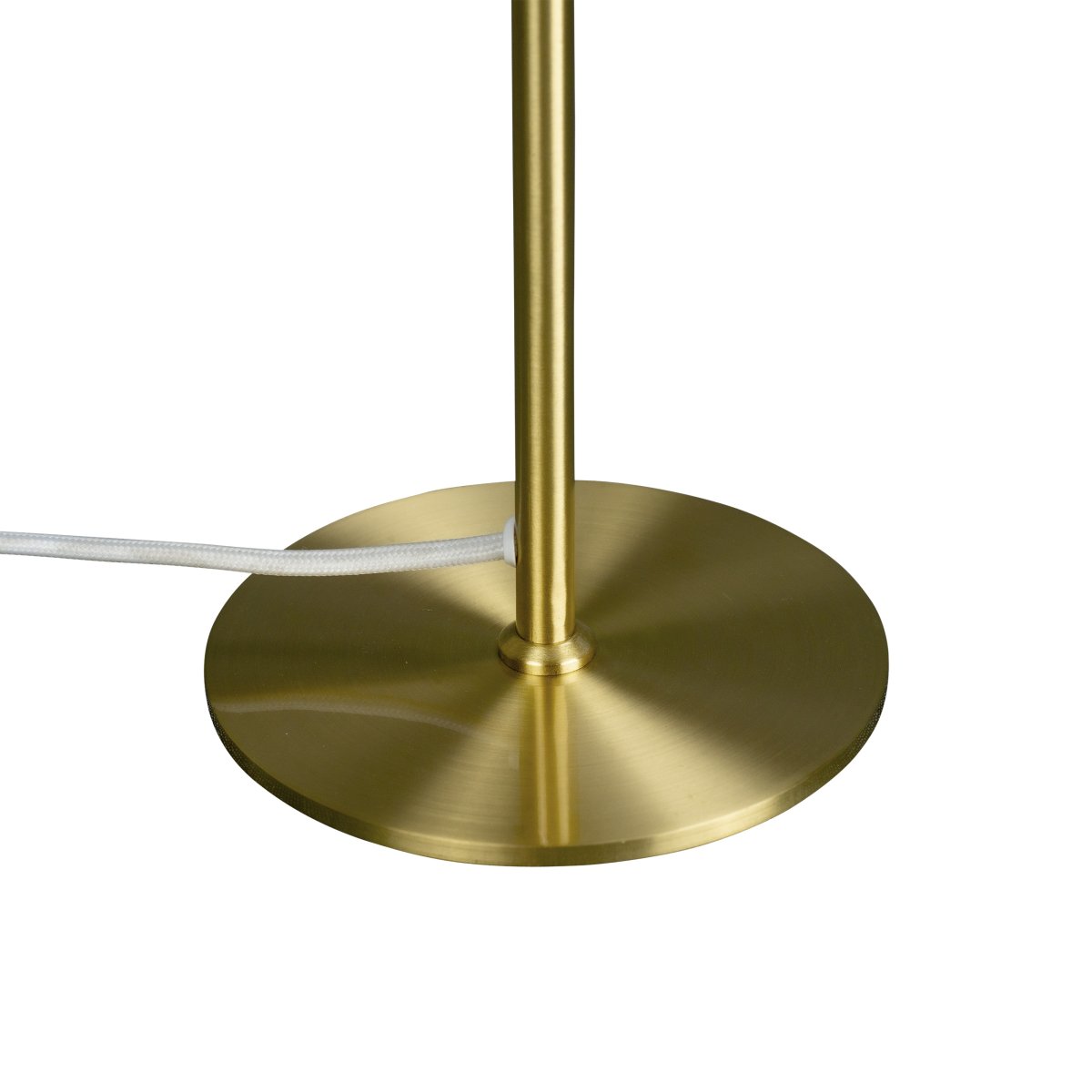 DL20 30cm Messing tafellamp Van Dyberg Larsen - De DL20 tafellamp in opaalglas en messing heeft een exclusief en luxueus design dat er niet alleen prachtig uitziet, maar ook zorgt voor een aangename verlichting van de kamer en de perfecte sfeer cre&euml;ert voor alle gelegenheden.