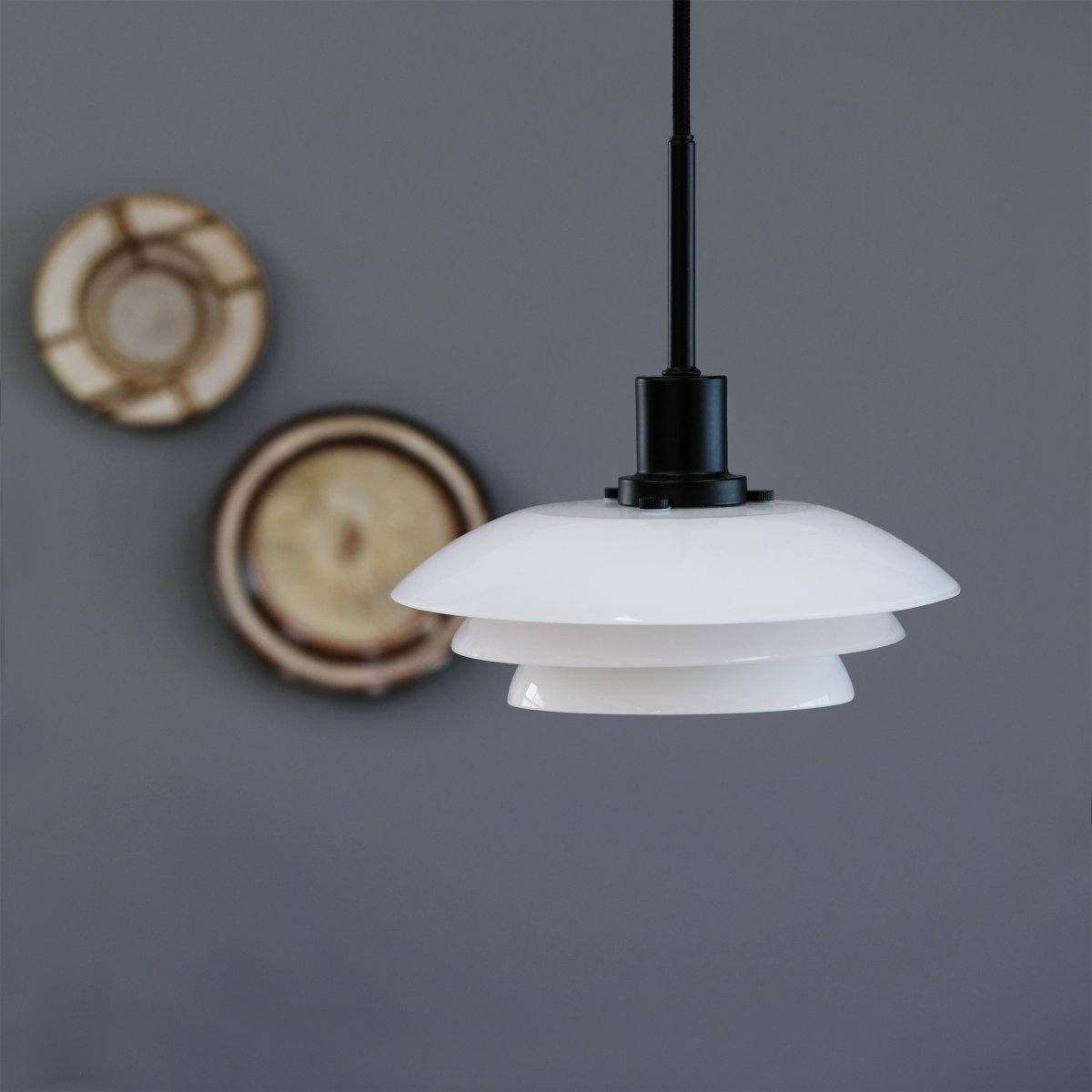 DL20 Ø20 Zwart hanglamp Van Dyberg Larsen - De hanger wordt geleverd met een 3 meter lang zwart textielsnoer en heeft een klassiek en modern design met mondgeblazen glas.