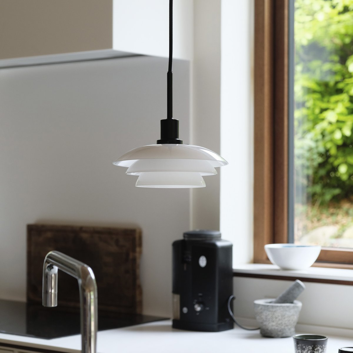 DL20 Ø20 Zwart hanglamp Van Dyberg Larsen - De hanger wordt geleverd met een 3 meter lang zwart textielsnoer en heeft een klassiek en modern design met mondgeblazen glas.