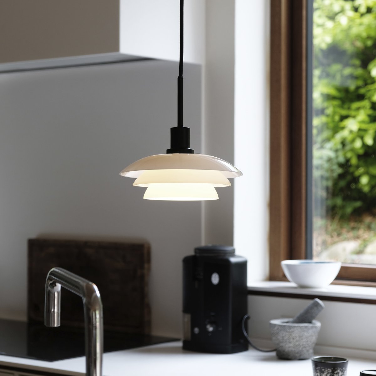 DL20 Ø20 Zwart hanglamp Van Dyberg Larsen - De hanger wordt geleverd met een 3 meter lang zwart textielsnoer en heeft een klassiek en modern design met mondgeblazen glas.