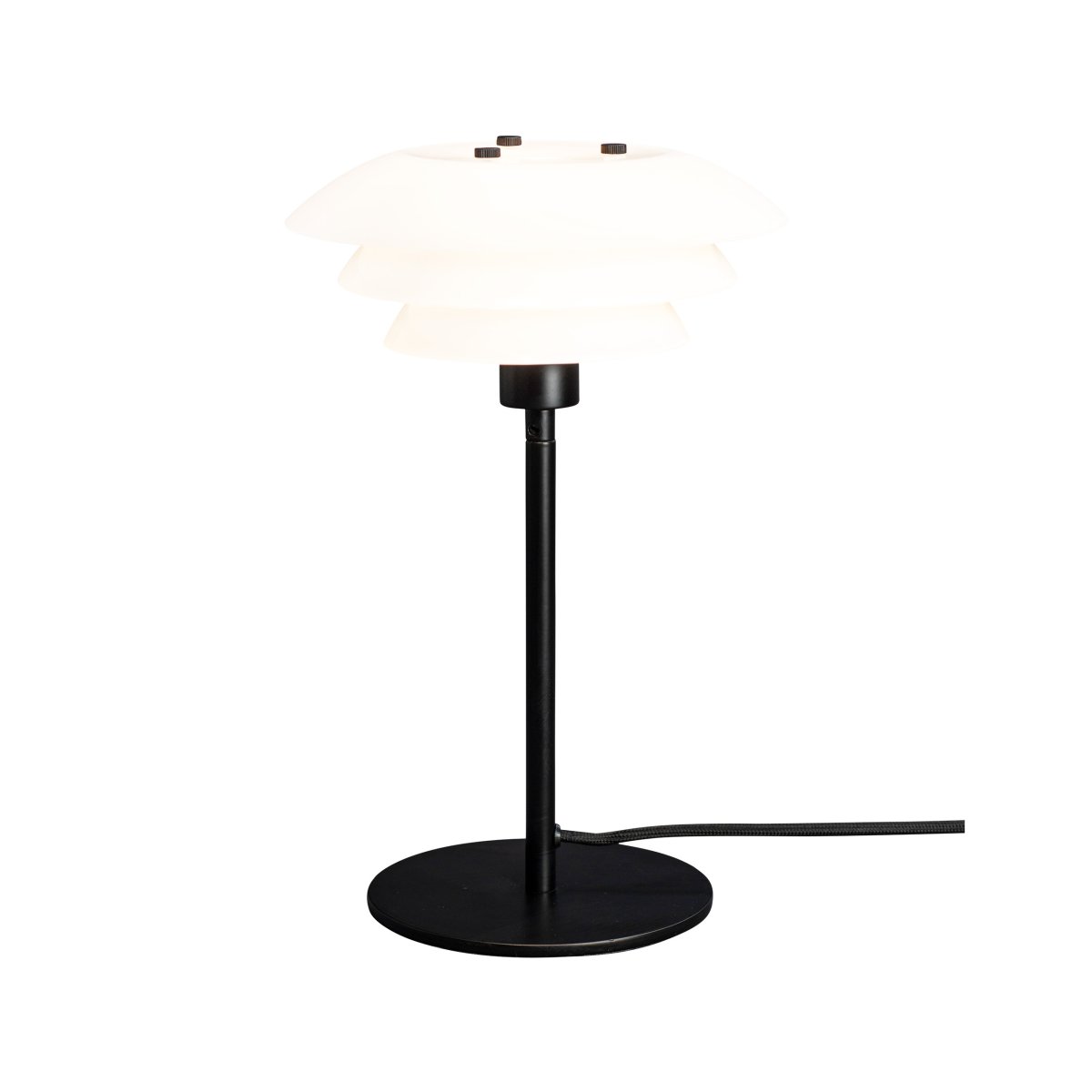 DL20 30cm Zwart tafellamp Van Dyberg Larsen - De DL20 tafellamp in opaalglas en zwart heeft een exclusief en luxe design dat er niet alleen prachtig uitziet, maar ook zorgt voor een aangename verlichting van de kamer en de perfecte sfeer cre&euml;ert voor alle gelegenheden.