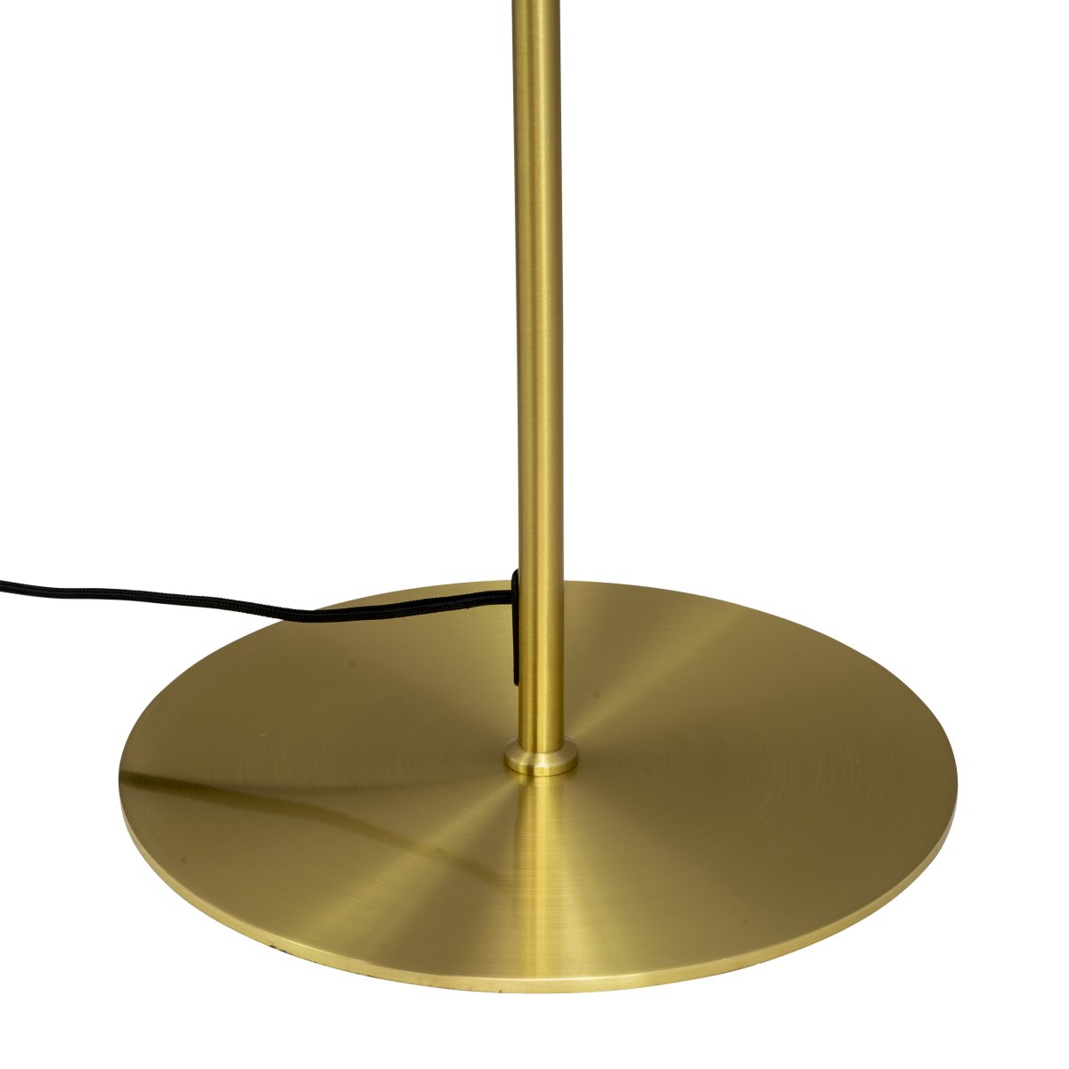DL31 Messing vloerlamp Van Dyberg Larsen - Het slanke messing frame zorgt voor een moderne en luxe uitstraling, terwijl het design tijdloos is en past bij verschillende interieurstijlen.
