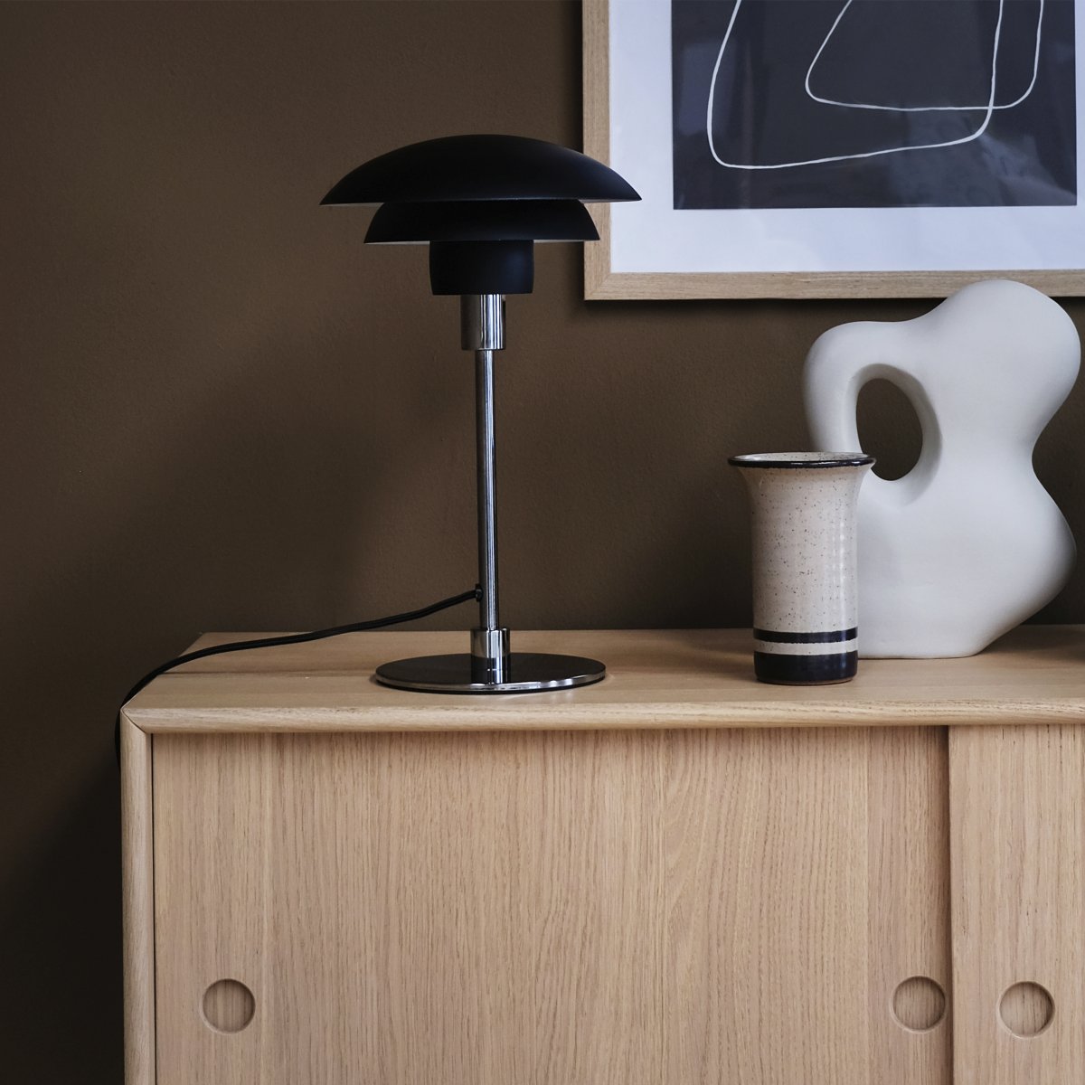 Morph 35cm Zwart tafellamp Van Dyberg Larsen - De lamp wordt geleverd met een 1,6 meter lang stoffen snoer en heeft een aan/uit-schakelaar aan de bovenkant.