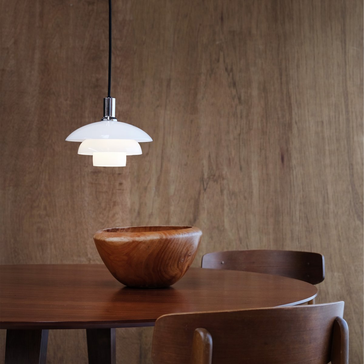 Morph Ø20 Opaal hanglamp Van Dyberg Larsen - De Morph verlichtingscollectie is ontworpen door de bekende Deense ontwerper Frank Kerdil en combineert elegantie en functionaliteit.