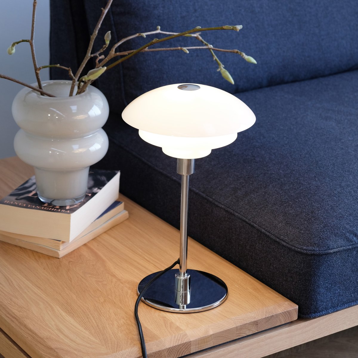 Morph 35cm Opaal tafellamp Van Dyberg Larsen - Goed om te weten bij het monteren van de lamp: De bovenste kap wordt als laatste gemonteerd, daarna moet de voet worden bevestigd.