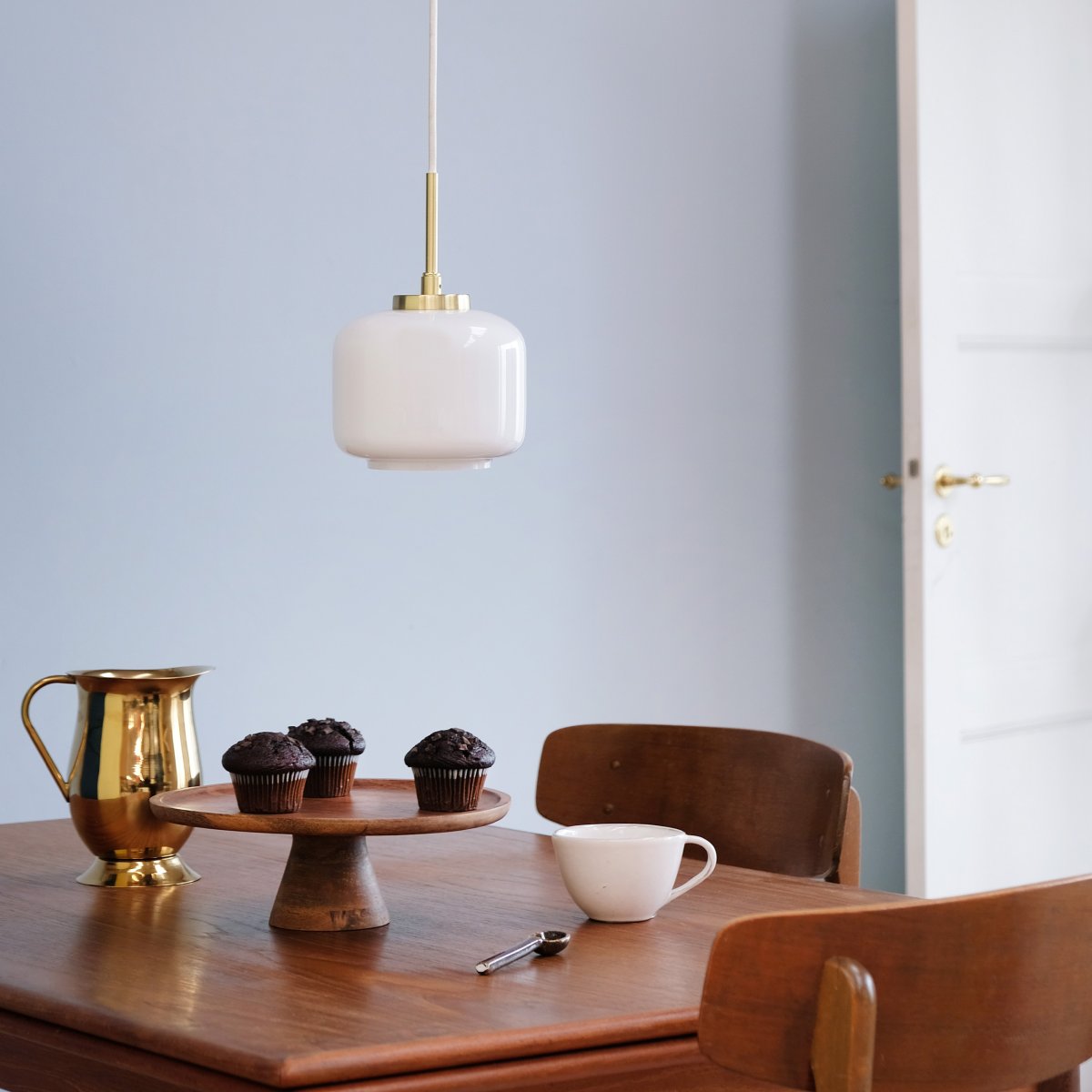 Arp Ø15 Messing hanglamp Van Dyberg Larsen - De opaalglazen kap verspreidt een zacht, aangenaam licht dat een rustige sfeer cre&euml;ert, terwijl de matte messing ophanging een warme, Scandinavische sfeer toevoegt.