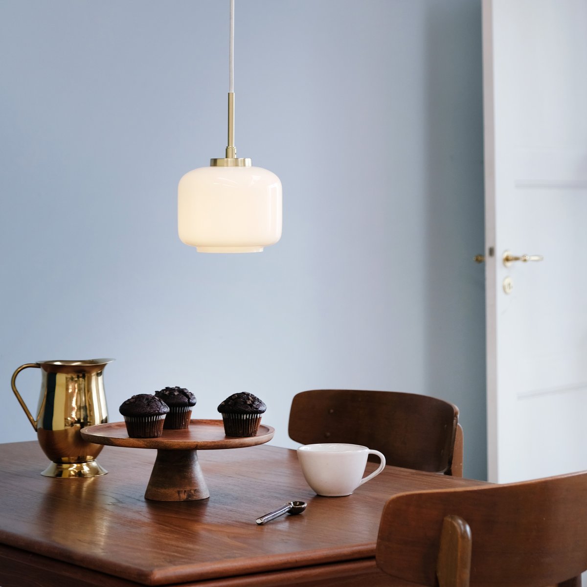 Arp Ø15 Messing hanglamp Van Dyberg Larsen - De opaalglazen kap verspreidt een zacht, aangenaam licht dat een rustige sfeer cre&euml;ert, terwijl de matte messing ophanging een warme, Scandinavische sfeer toevoegt.