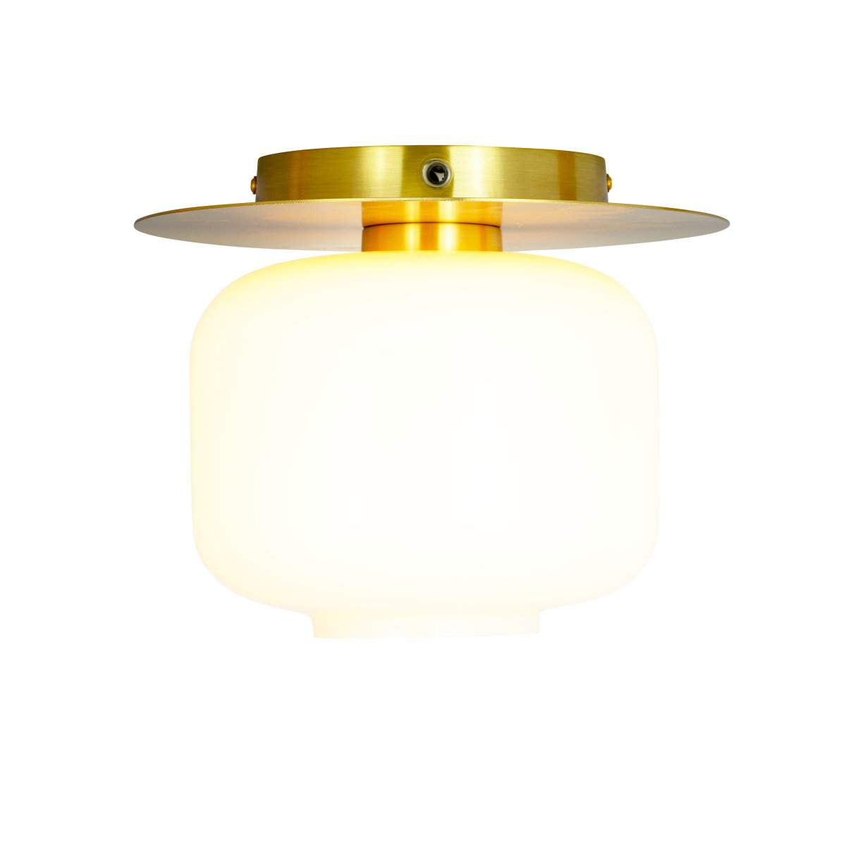Arp Ø25 Messing plafondlamp Van Dyberg Larsen - De lamp hangt dicht bij het plafond en de messingkleurige plaat cre&euml;ert een elegante overgang tussen plafond en glas.