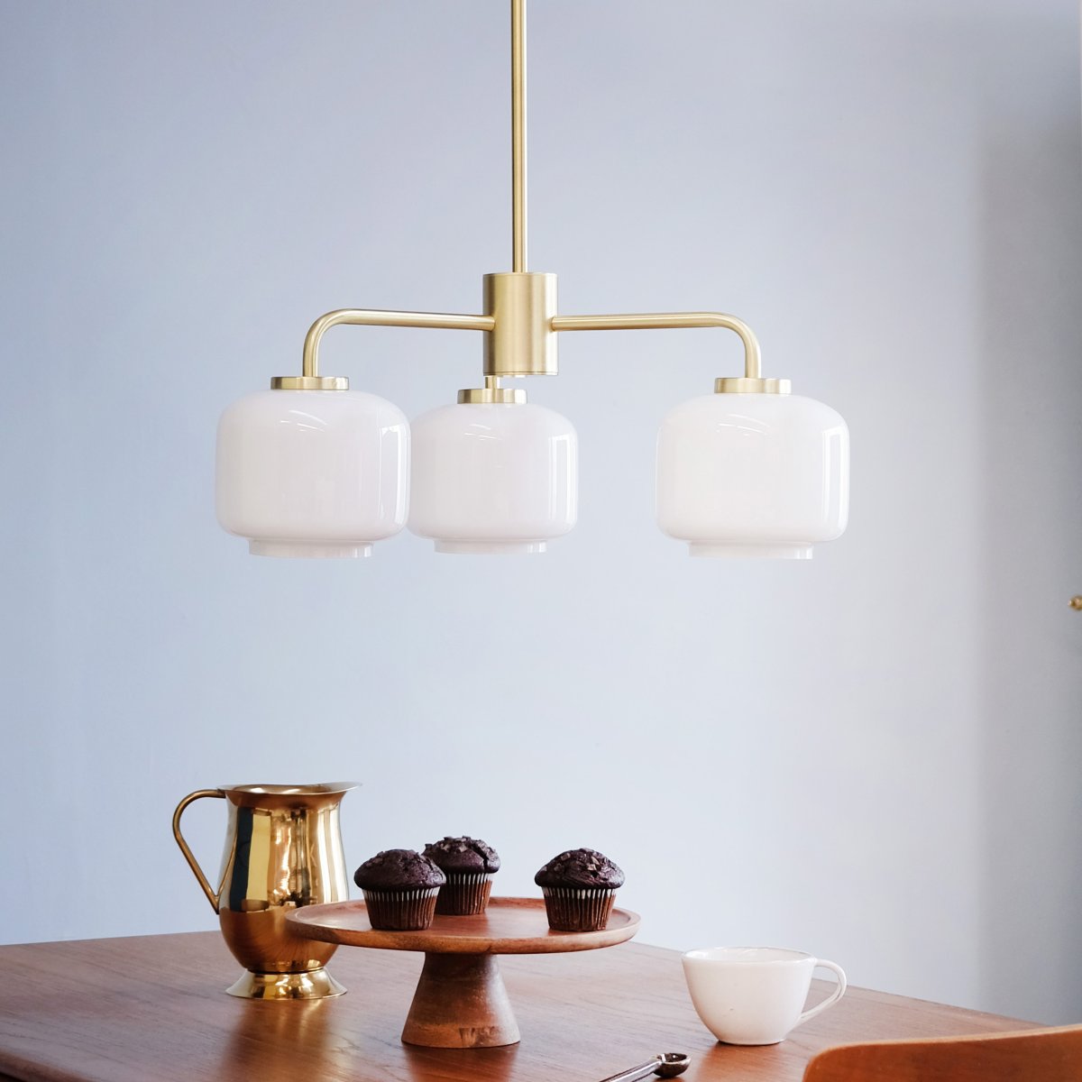 Arp Ø54 Messing hanglamp Van Dyberg Larsen - Met drie kappen van opaalglas en een ophanging van mat messing verspreidt de kroonluchter een zacht en aangenaam licht.