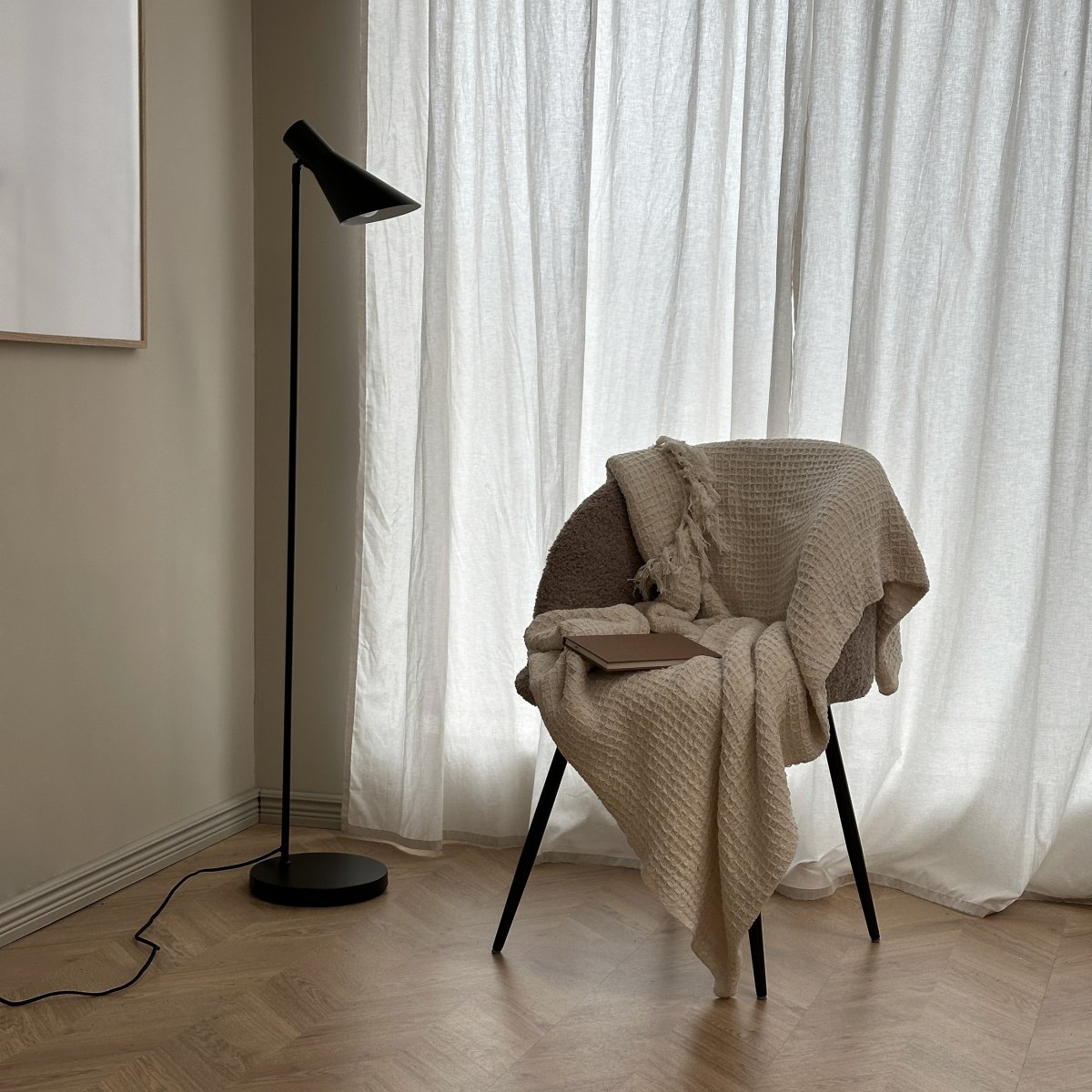 DL12 Zwart vloerlamp Van Dyberg Larsen - Deze lamp combineert klassiek design met functionele verlichting en is perfect als leeslamp in de woonkamer, voor verlichting in de slaapkamer of voor het verlichten van donkere hoeken.