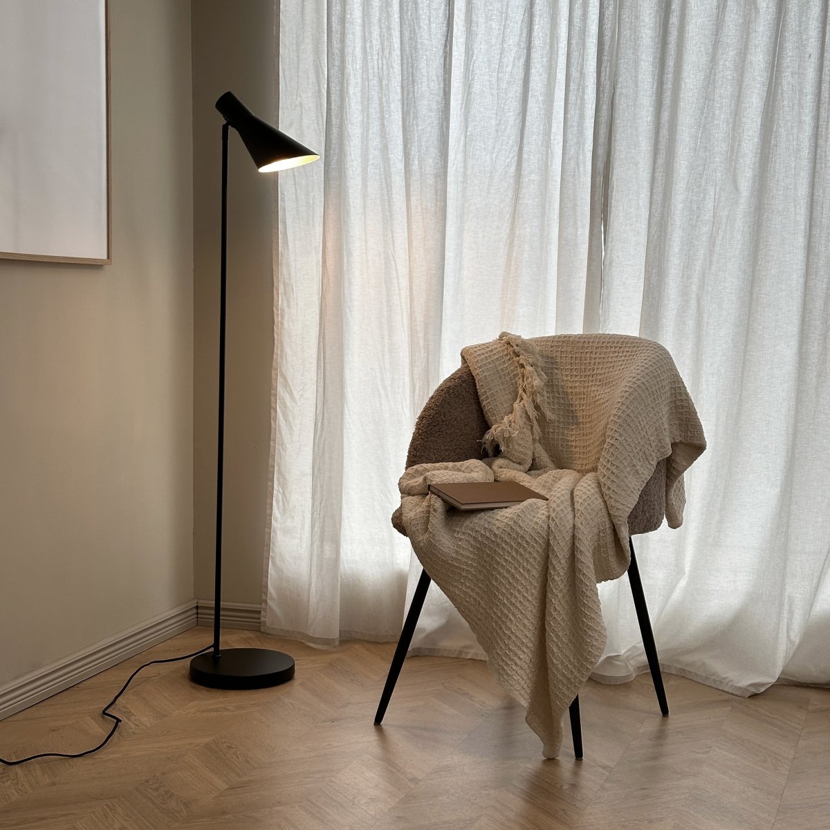 DL12 Zwart vloerlamp Van Dyberg Larsen - Deze lamp combineert klassiek design met functionele verlichting en is perfect als leeslamp in de woonkamer, voor verlichting in de slaapkamer of voor het verlichten van donkere hoeken.