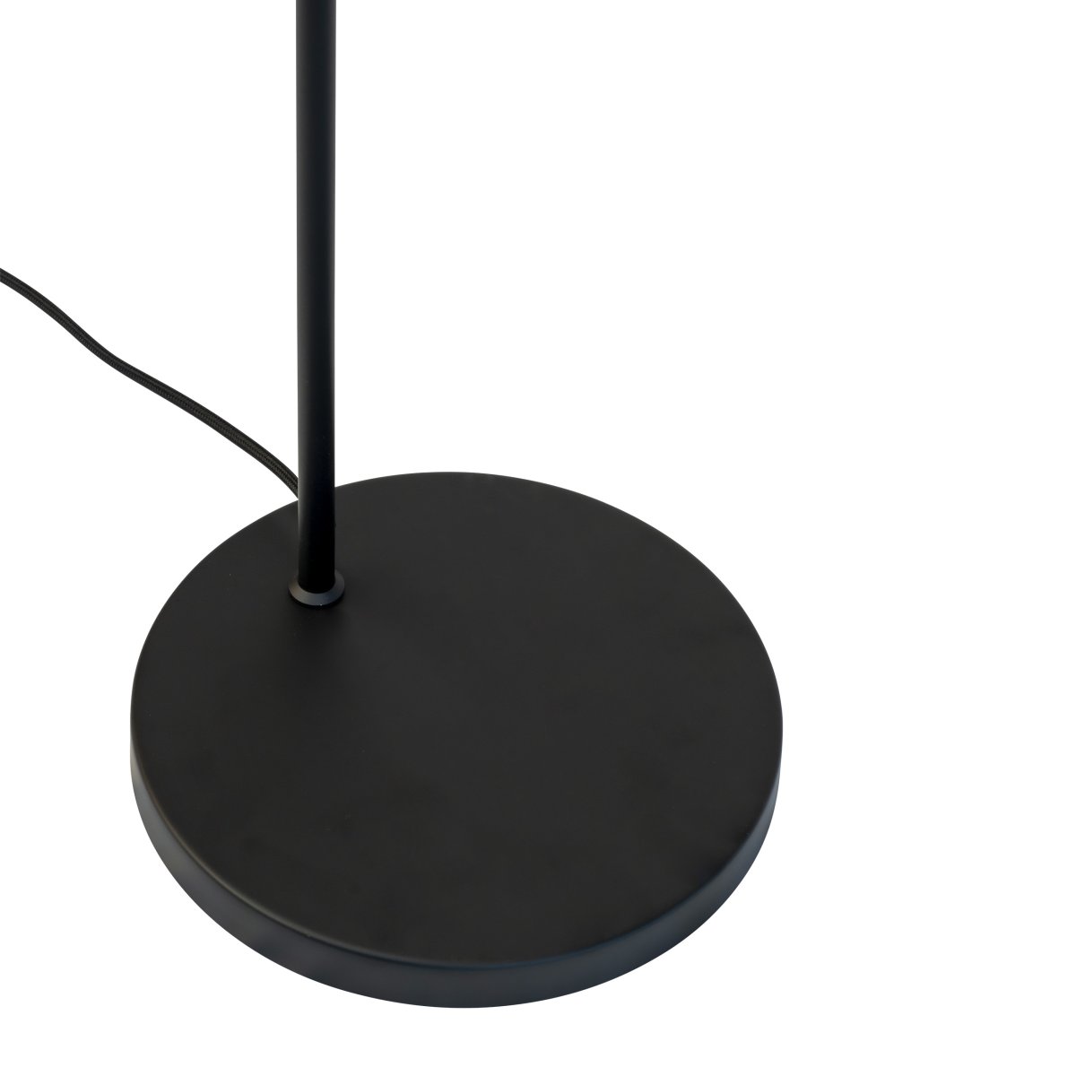 DL12 Zwart vloerlamp Van Dyberg Larsen - Deze lamp combineert klassiek design met functionele verlichting en is perfect als leeslamp in de woonkamer, voor verlichting in de slaapkamer of voor het verlichten van donkere hoeken.