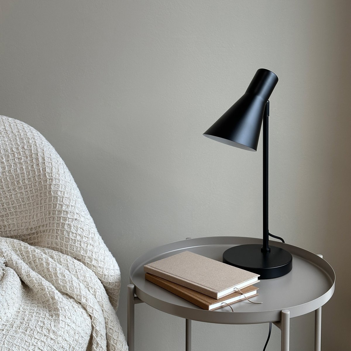 DL12 45cm Zwart bureaulamp Van Dyberg Larsen - Deze lamp combineert klassiek design met functionele verlichting en is perfect als leeslamp in de woonkamer, voor verlichting in de slaapkamer of voor het verlichten van donkere hoeken.