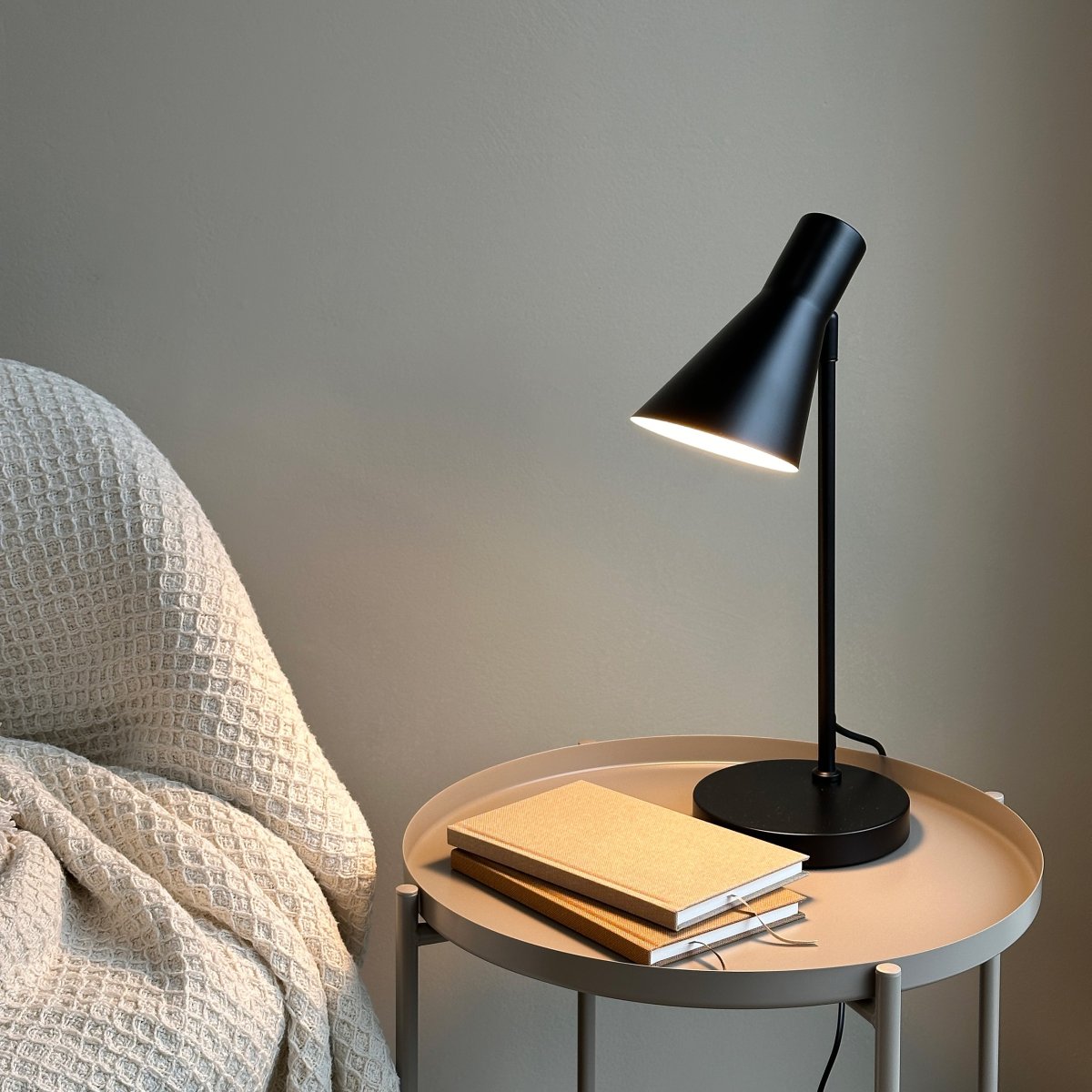 DL12 45cm Zwart bureaulamp Van Dyberg Larsen - Deze lamp combineert klassiek design met functionele verlichting en is perfect als leeslamp in de woonkamer, voor verlichting in de slaapkamer of voor het verlichten van donkere hoeken.