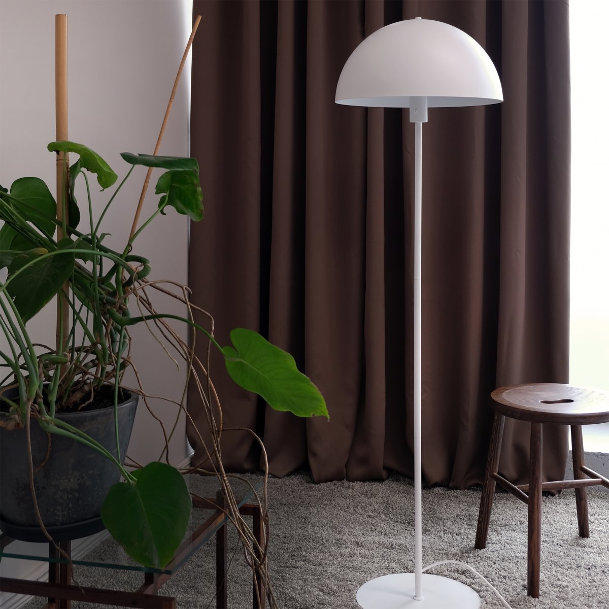 Stockholm Wit vloerlamp Van Dyberg Larsen - De witte vloerlamp uit de Stockholm-serie, met een hoogte van 140 cm, is ideaal voor het verlichten van de woonkamer, slaapkamer, kantoor en vele andere ruimtes.