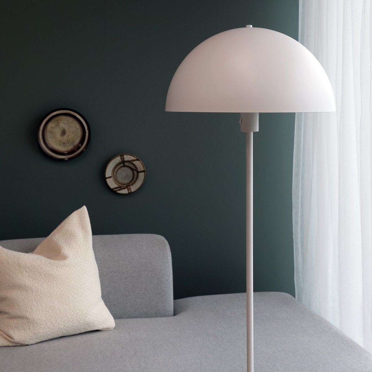 Stockholm Wit vloerlamp Van Dyberg Larsen - De witte vloerlamp uit de Stockholm-serie, met een hoogte van 140 cm, is ideaal voor het verlichten van de woonkamer, slaapkamer, kantoor en vele andere ruimtes.