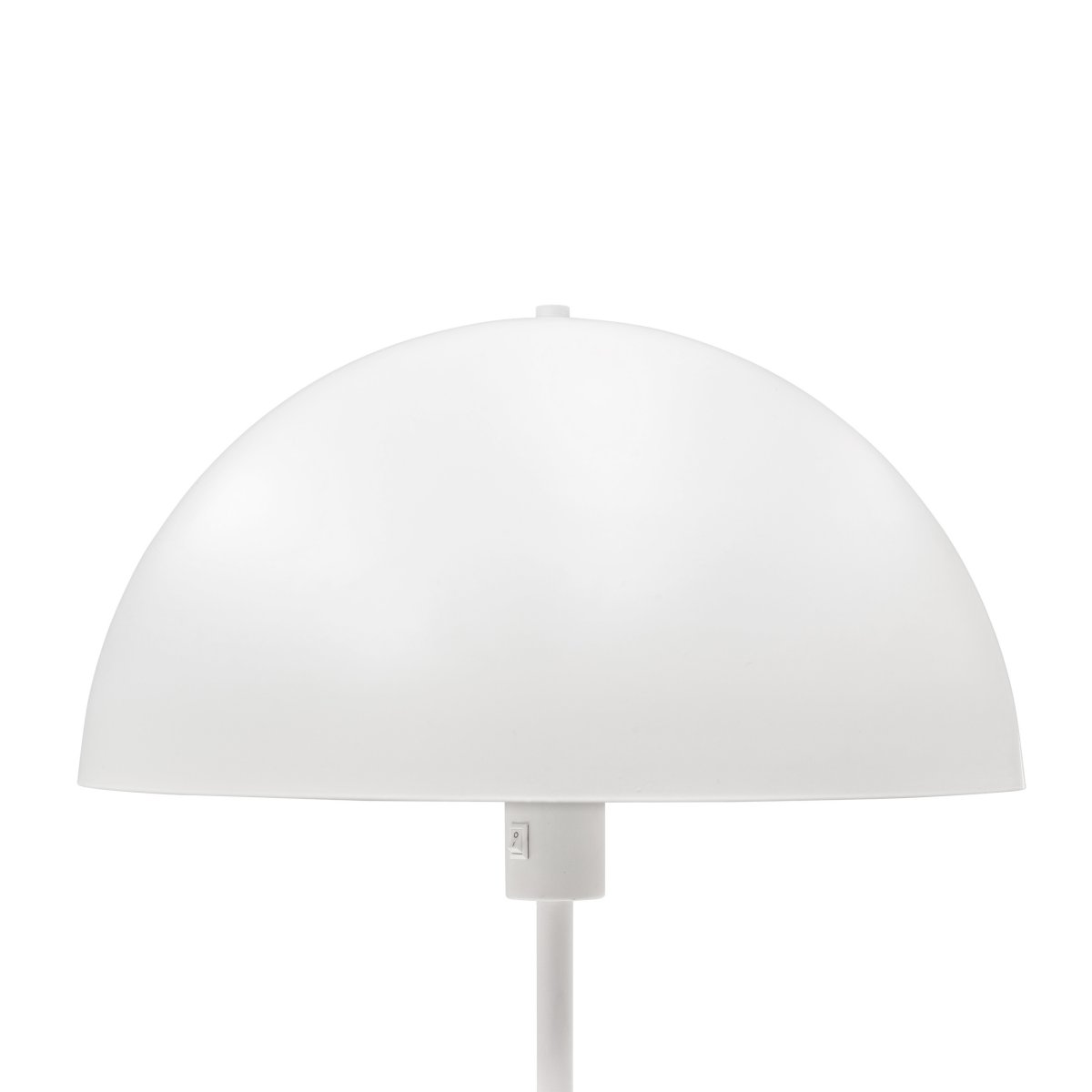 Stockholm Wit vloerlamp Van Dyberg Larsen - De witte vloerlamp uit de Stockholm-serie, met een hoogte van 140 cm, is ideaal voor het verlichten van de woonkamer, slaapkamer, kantoor en vele andere ruimtes.