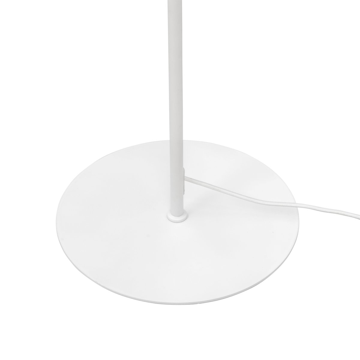 Stockholm Wit vloerlamp Van Dyberg Larsen - De witte vloerlamp uit de Stockholm-serie, met een hoogte van 140 cm, is ideaal voor het verlichten van de woonkamer, slaapkamer, kantoor en vele andere ruimtes.