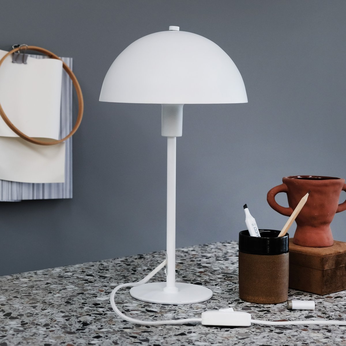 Stockholm 40cm Wit tafellamp Van Dyberg Larsen - De kleine witte tafellamp uit de serie Stockholm, met een hoogte van 38 cm, is ideaal voor het verlichten van de boekenplank, een smalle plank, de vensterbank, het nachtkastje en vele andere plaatsen.