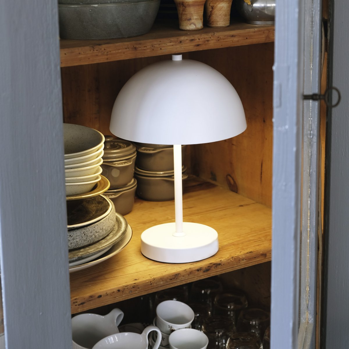 Stockholm 30cm Wit Draagbare Van Dyberg Larsen - De Stockholm LED tafellamp in de kleur wit is een oplaadbare lamp met drie helderheidsniveaus (100%, 50% en 25%), ideaal voor zowel binnen als incidenteel buitengebruik.