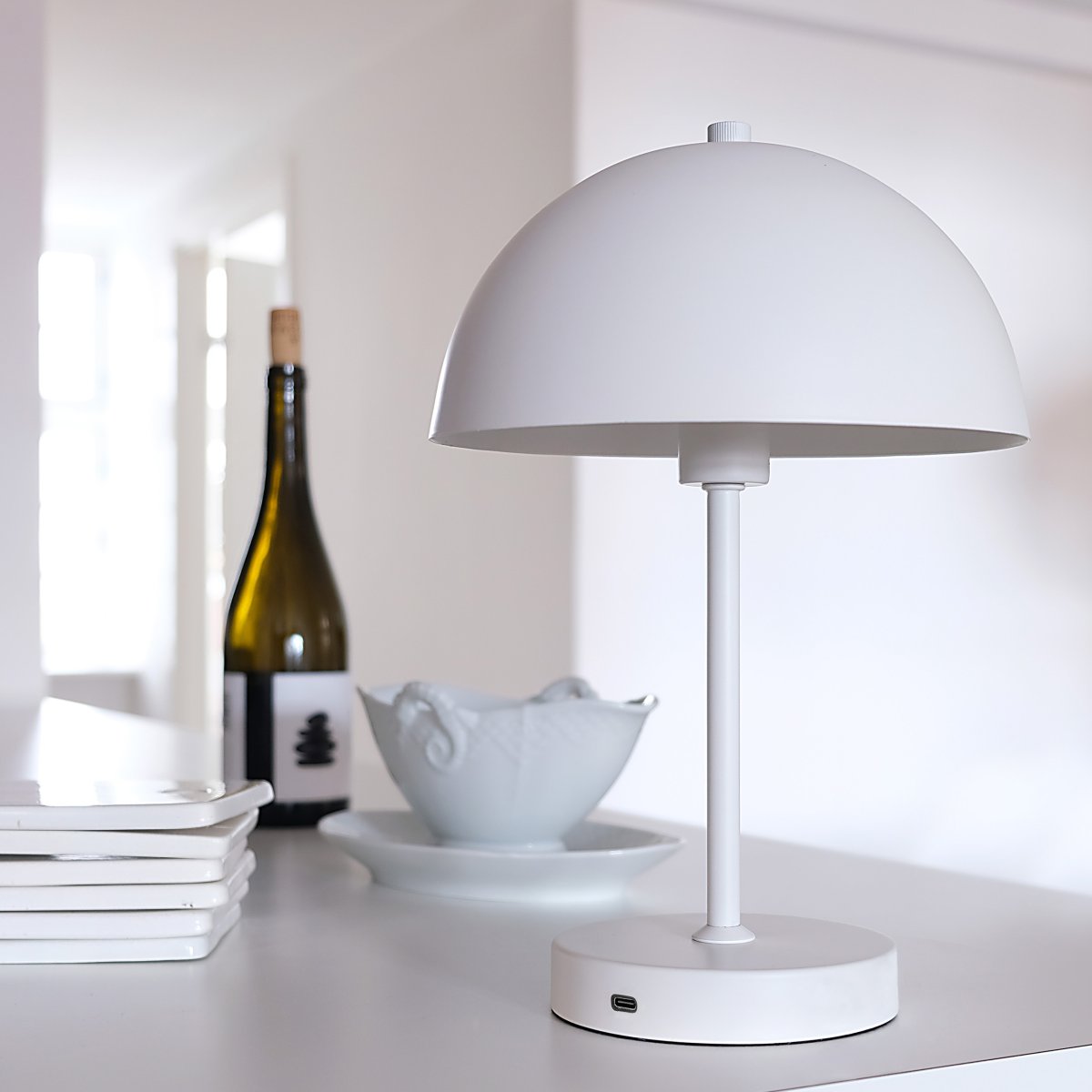 Stockholm 30cm Wit Draagbare Van Dyberg Larsen - De Stockholm LED tafellamp in de kleur wit is een oplaadbare lamp met drie helderheidsniveaus (100%, 50% en 25%), ideaal voor zowel binnen als incidenteel buitengebruik.