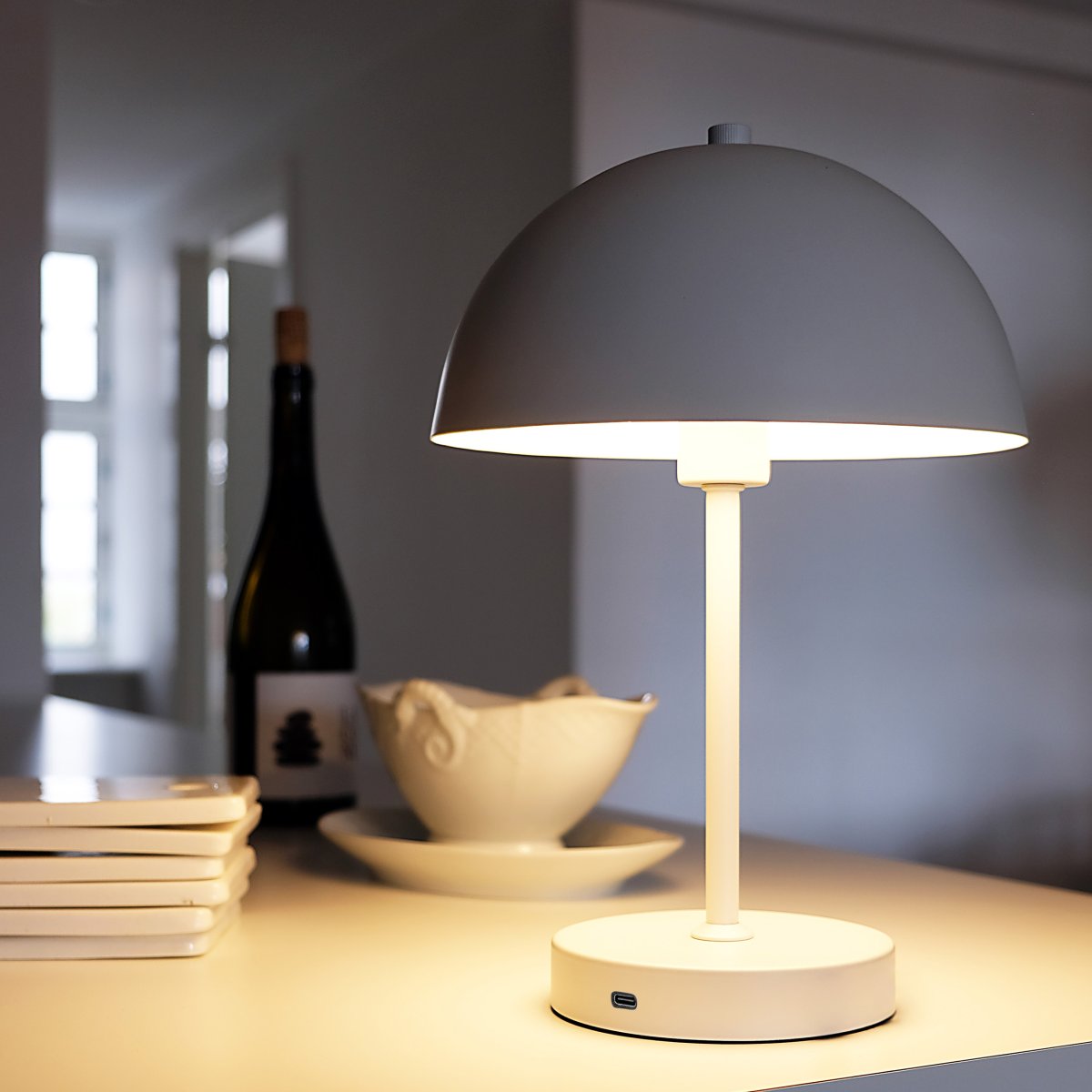 Stockholm 30cm Wit Draagbare Van Dyberg Larsen - De Stockholm LED tafellamp in de kleur wit is een oplaadbare lamp met drie helderheidsniveaus (100%, 50% en 25%), ideaal voor zowel binnen als incidenteel buitengebruik.