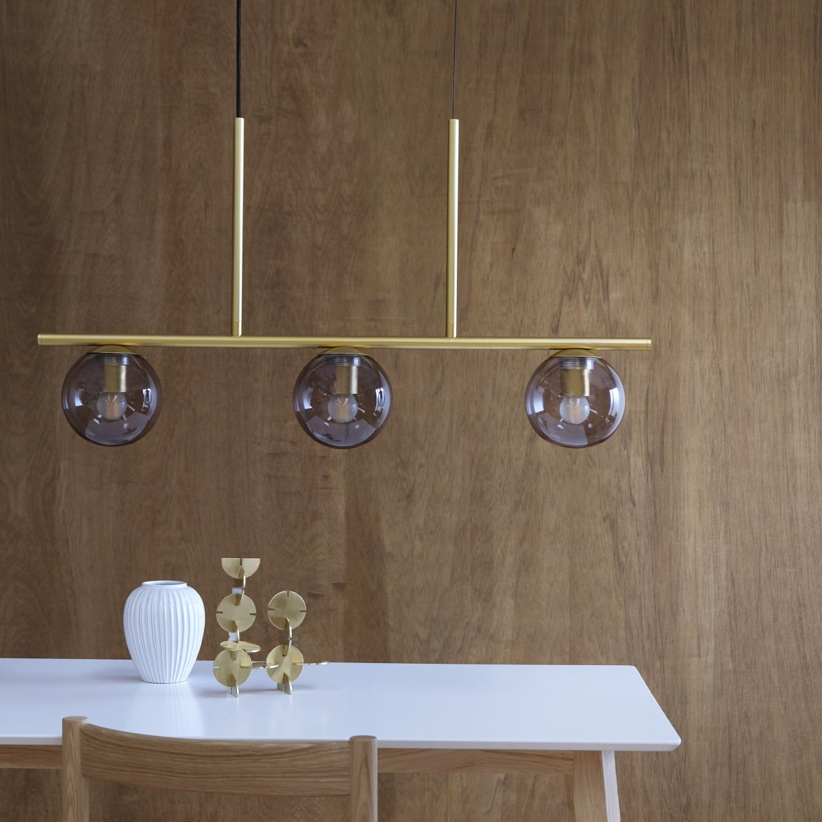 Sophia 90cm Messing hanglamp Van Dyberg Larsen - De Sophia hanglamp in messing met drie kappen van gerookt glas is een elegante plafondlamp voor aan de eettafel of in de keuken, waar een verfijnde toets gewenst is.