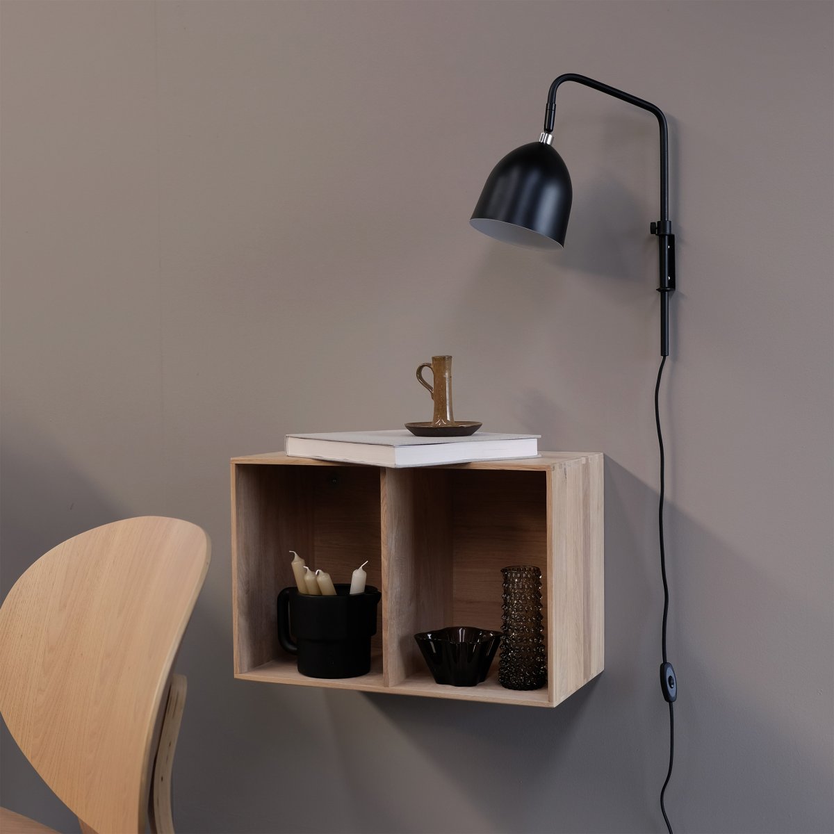 Easton 43cm Zwart wandlamp Van Dyberg Larsen - De Easton-serie heeft een rustig en verfijnd design dat in elk modern interieur past.