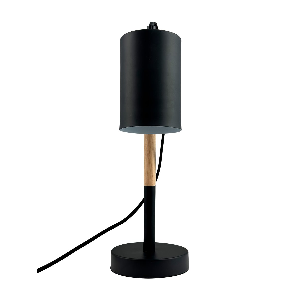 Woody 35cm Zwart bureaulamp Van Dyberg Larsen - De lamp heeft een zwarte metalen kap en voet die een stijlvolle uitstraling geven, terwijl de poot van hout is gemaakt.