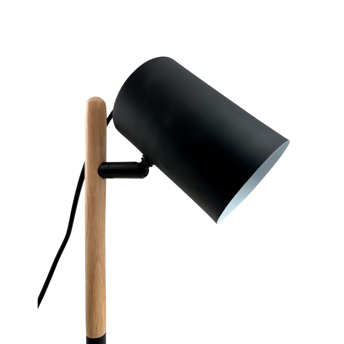 Woody 35cm Zwart bureaulamp Van Dyberg Larsen - De lamp heeft een zwarte metalen kap en voet die een stijlvolle uitstraling geven, terwijl de poot van hout is gemaakt.