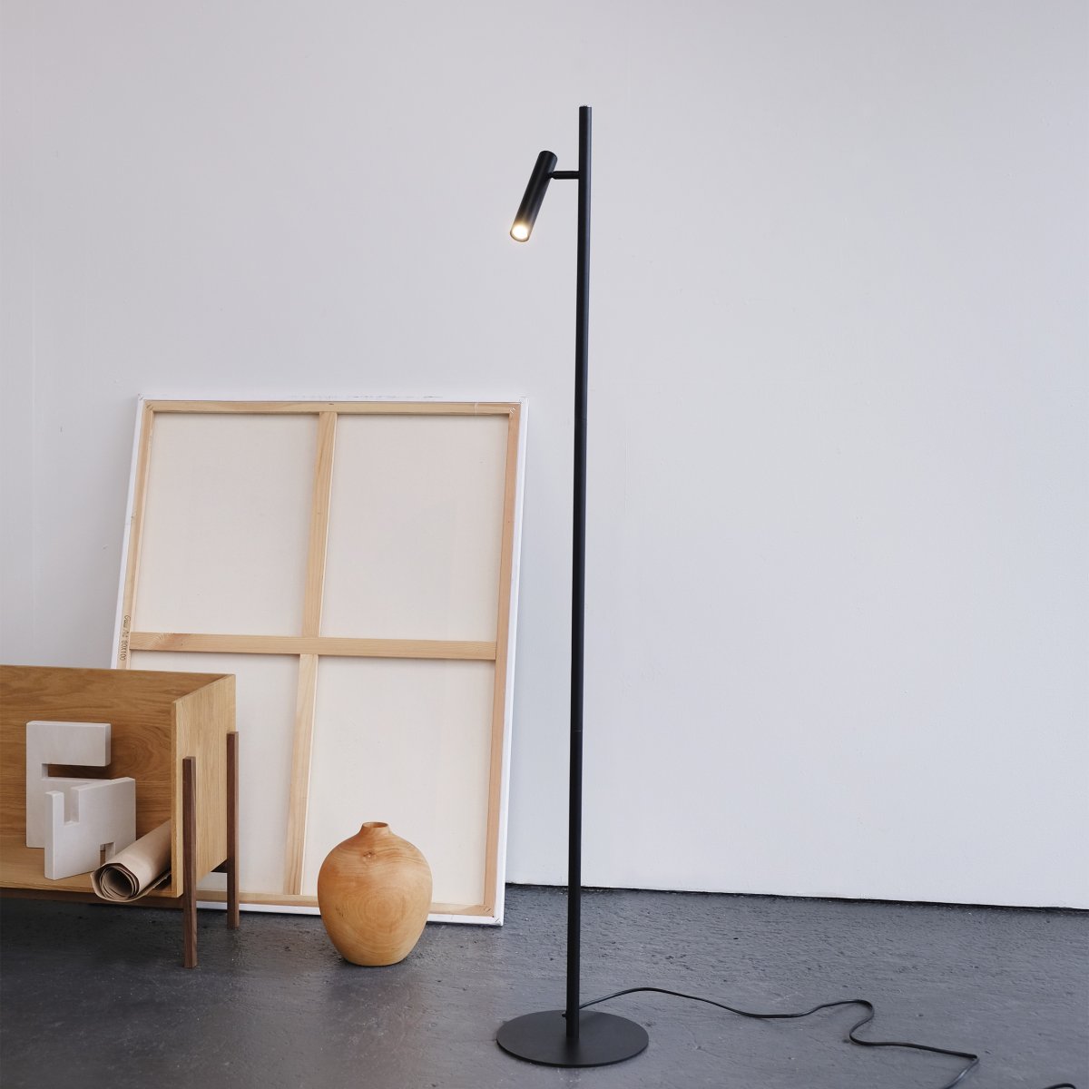 Carlo 1 Zwart vloerlamp Van Dyberg Larsen - Het heeft een ingebouwde LED en een traploze dimmer die met een aanraakknop wordt bediend.