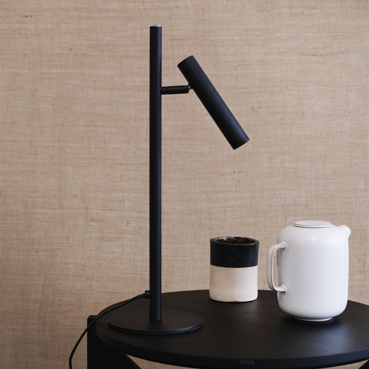 Carlo 48cm Zwart bureaulamp Van Dyberg Larsen - Het heeft een ingebouwde LED en een traploze dimmer die met een aanraakknop wordt bediend.