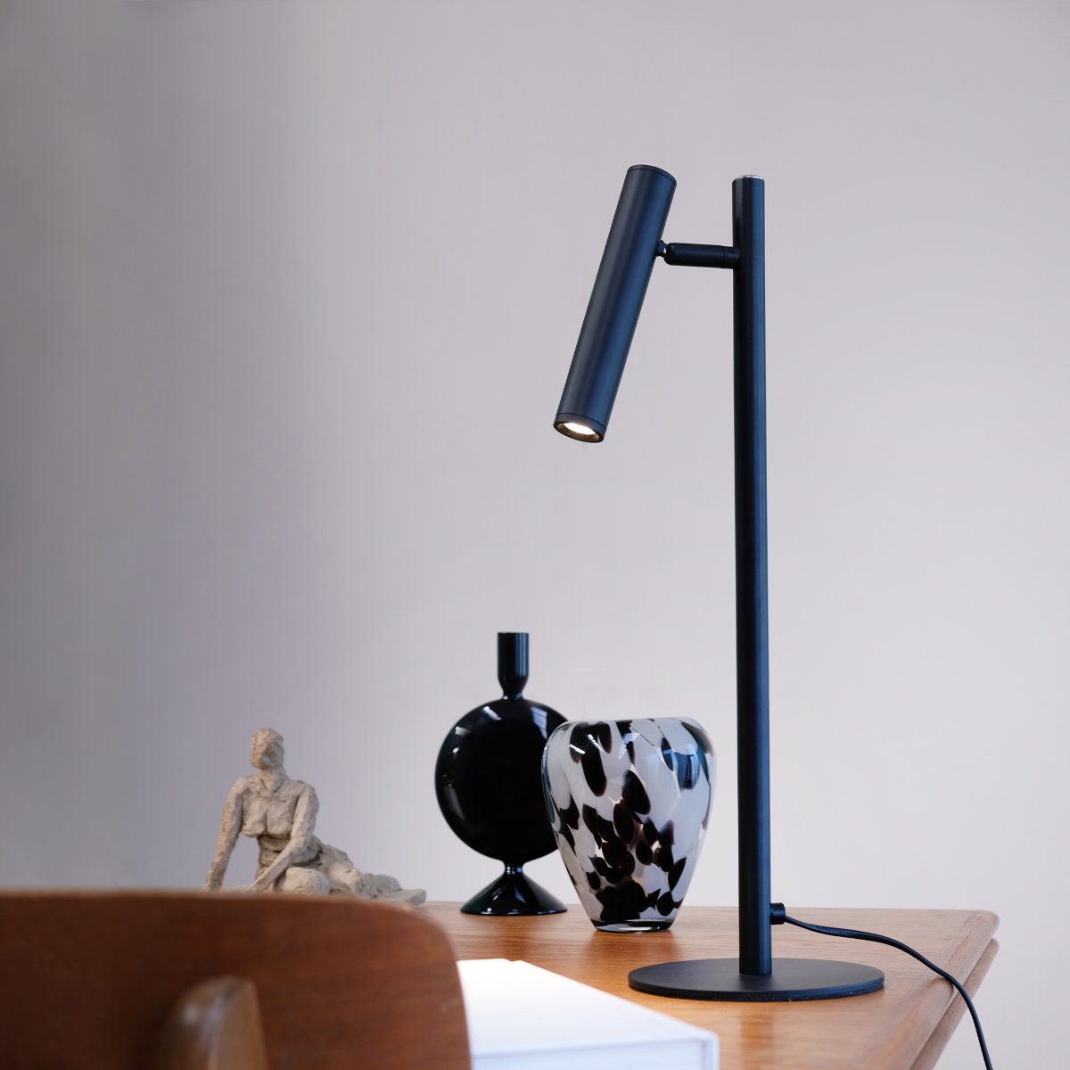 Carlo 48cm Zwart bureaulamp Van Dyberg Larsen - Het heeft een ingebouwde LED en een traploze dimmer die met een aanraakknop wordt bediend.