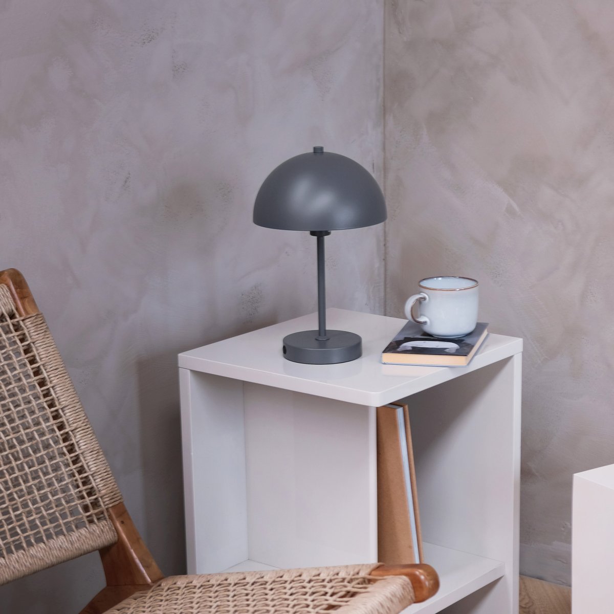 Stockholm 30cm Grijs Draagbare Van Dyberg Larsen - Deze grijze lamp met matte afwerking is perfect voor op het terras of balkon, maar moet beschermd worden tegen vocht en binnenshuis worden opgeborgen.