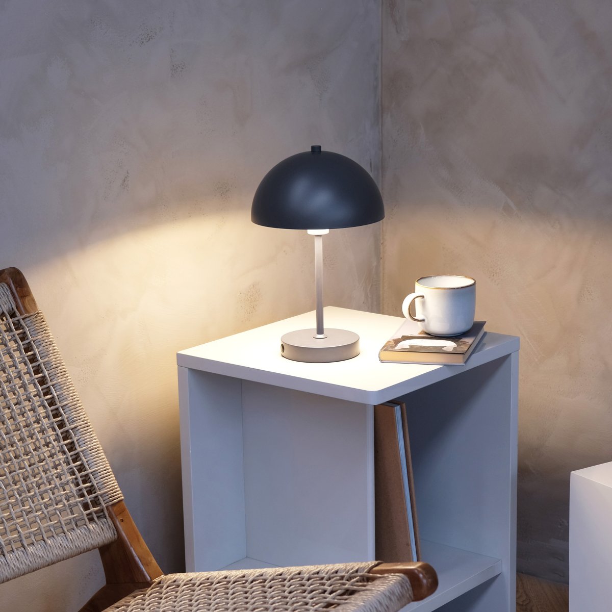 Stockholm 30cm Grijs Draagbare Van Dyberg Larsen - Deze grijze lamp met matte afwerking is perfect voor op het terras of balkon, maar moet beschermd worden tegen vocht en binnenshuis worden opgeborgen.