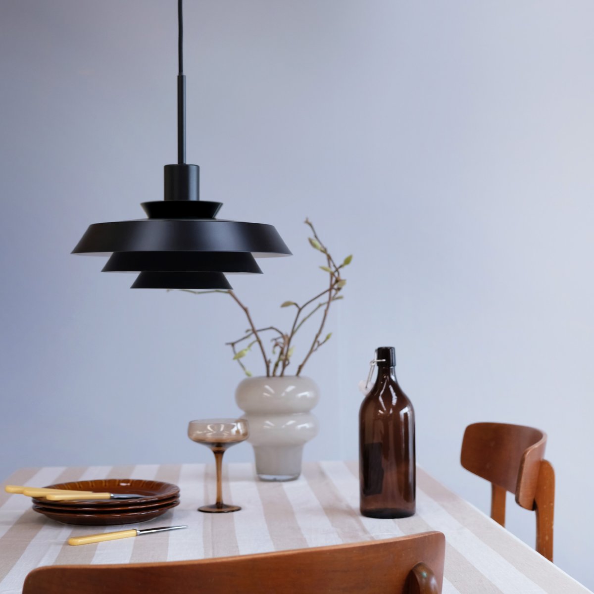 DL30 Ø30 Zwart hanglamp Van Dyberg Larsen - Upgrade uw verlichting boven de eettafel, in de keuken, hal of een andere kamer en geniet van Scandinavisch minimalisme en een warm, gezellig licht met de DL30 hanglamp.