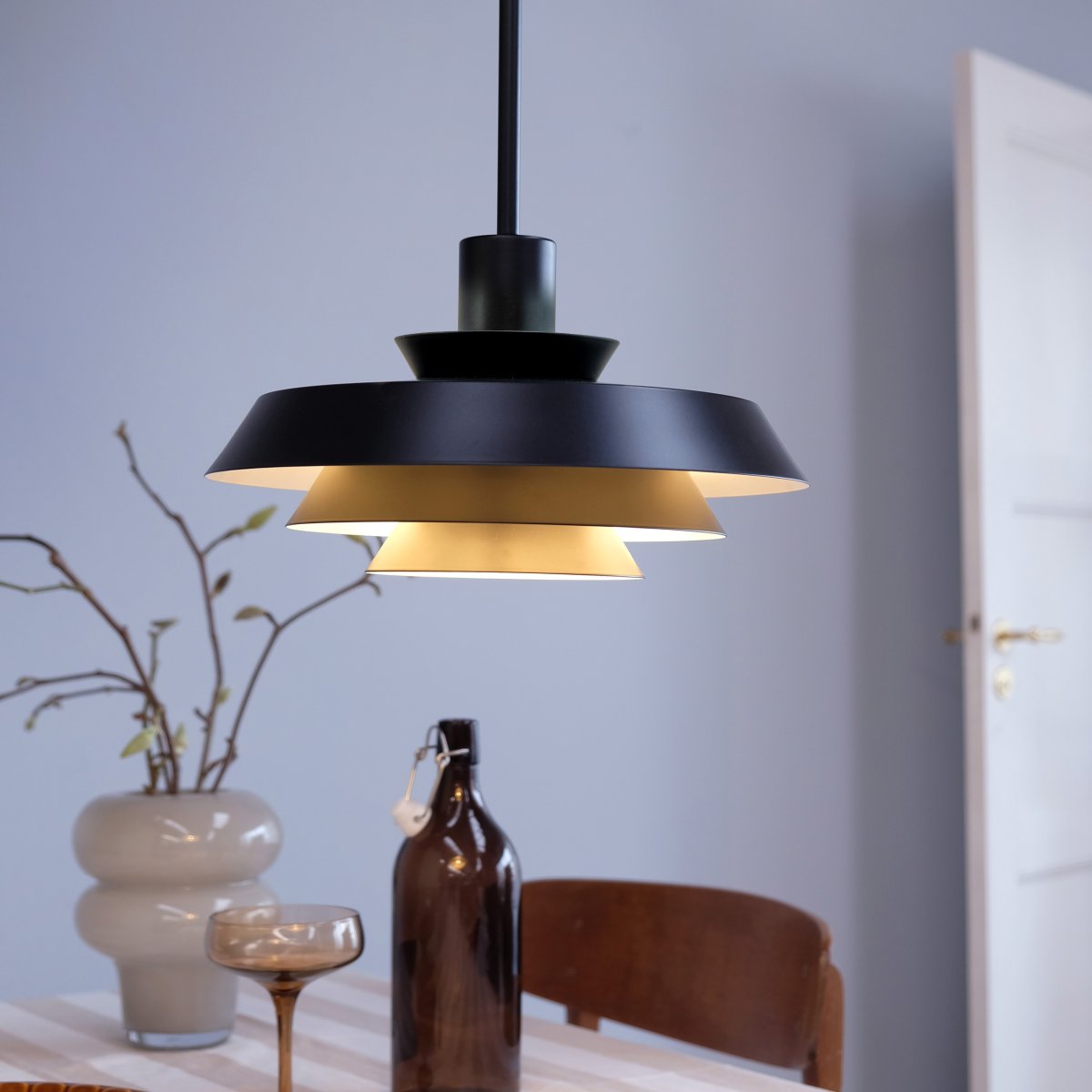 DL30 Ø30 Zwart hanglamp Van Dyberg Larsen - Upgrade uw verlichting boven de eettafel, in de keuken, hal of een andere kamer en geniet van Scandinavisch minimalisme en een warm, gezellig licht met de DL30 hanglamp.