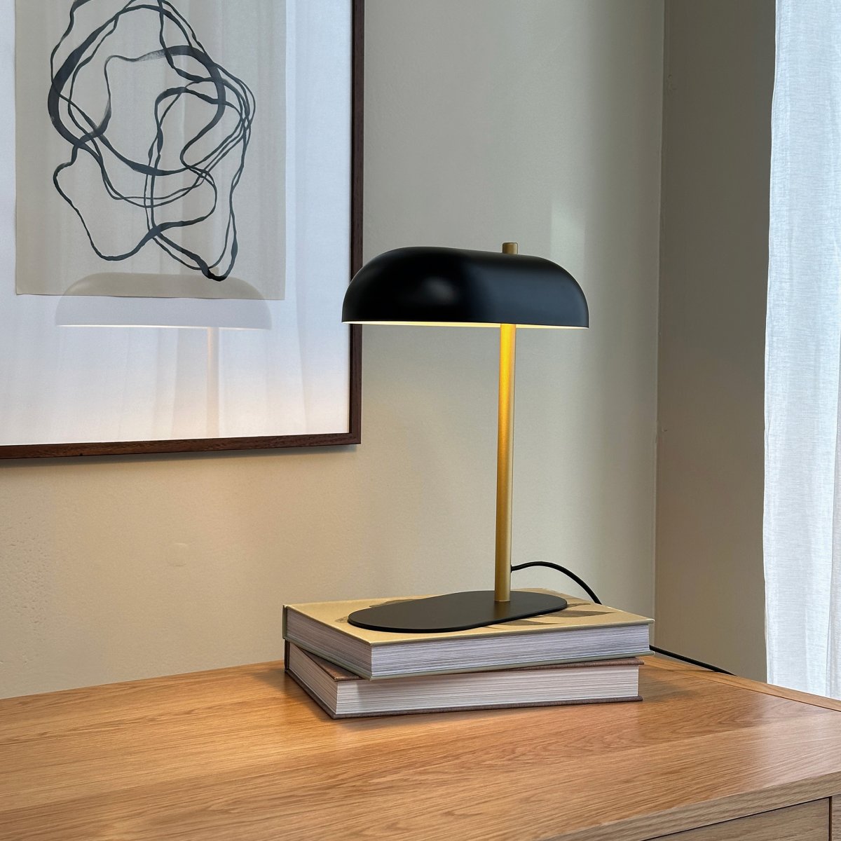 Arch 36cm Messing tafellamp Van Dyberg Larsen - De Arch tafellamp is een ode aan eenvoud en kwaliteit - een combinatie van Deens design en functionaliteit.