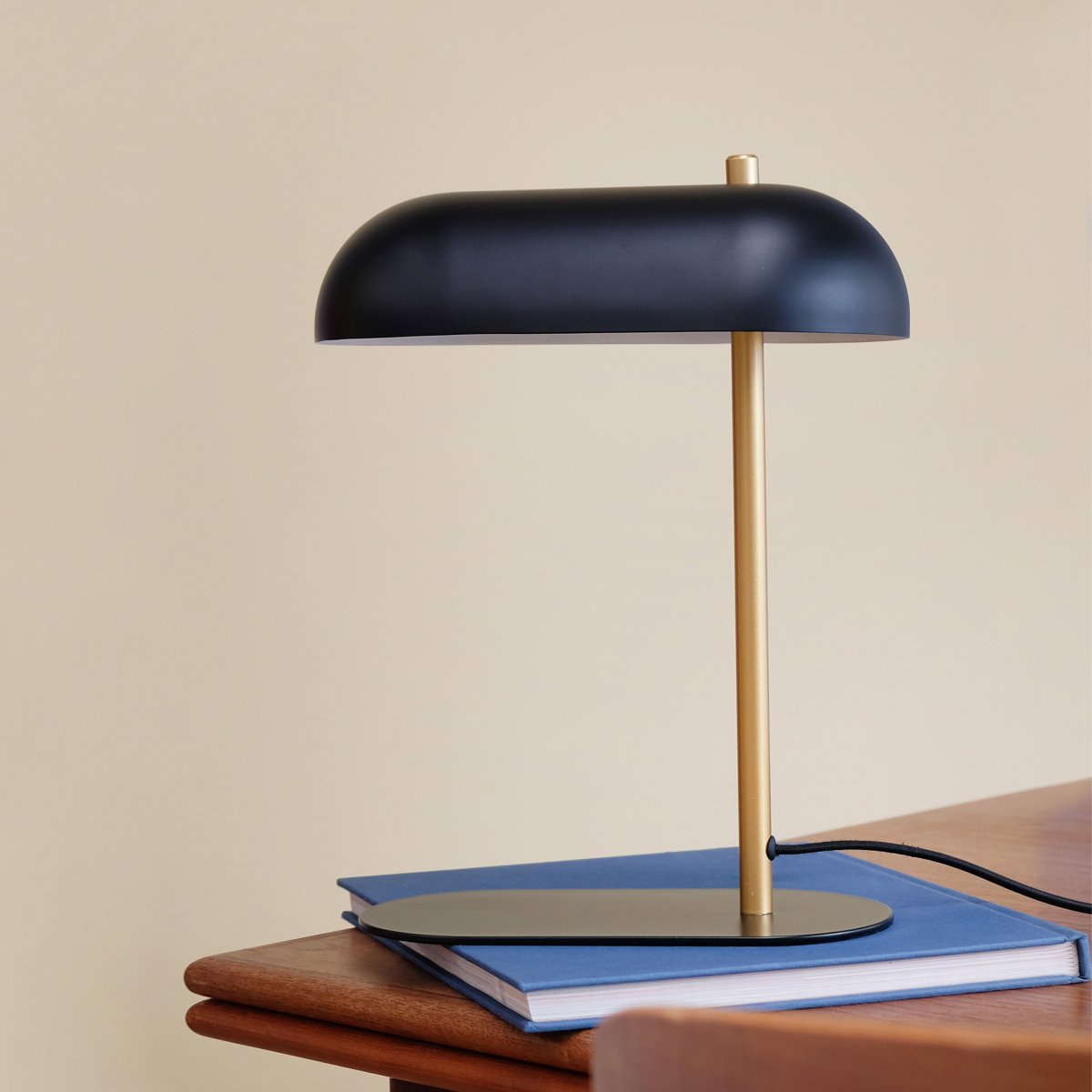 Arch 36cm Messing tafellamp Van Dyberg Larsen - De Arch tafellamp is een ode aan eenvoud en kwaliteit - een combinatie van Deens design en functionaliteit.