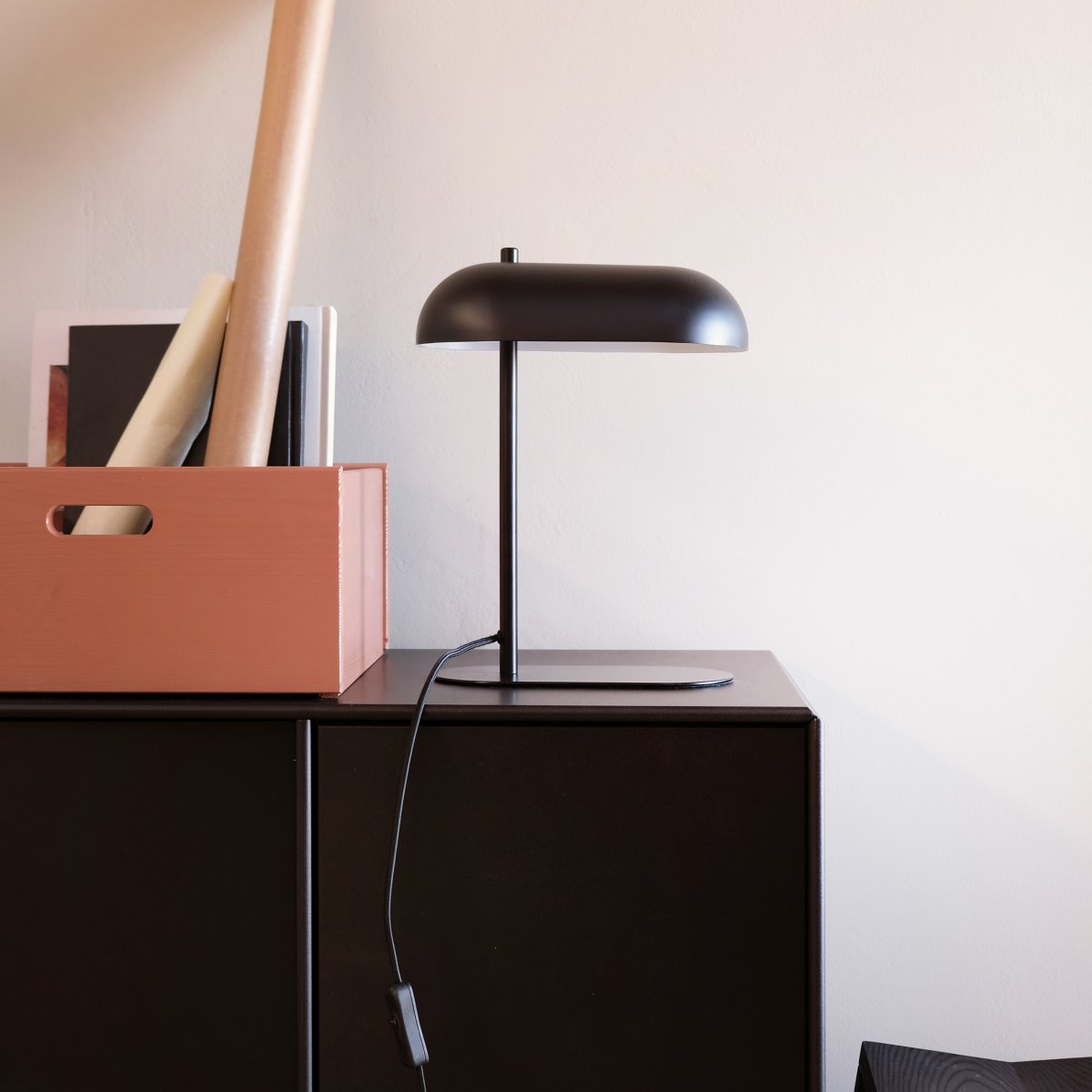Arch 36cm Matzwart tafellamp Van Dyberg Larsen - De Arch tafellamp is een ode aan eenvoud en kwaliteit - een combinatie van Deens design en functionaliteit.