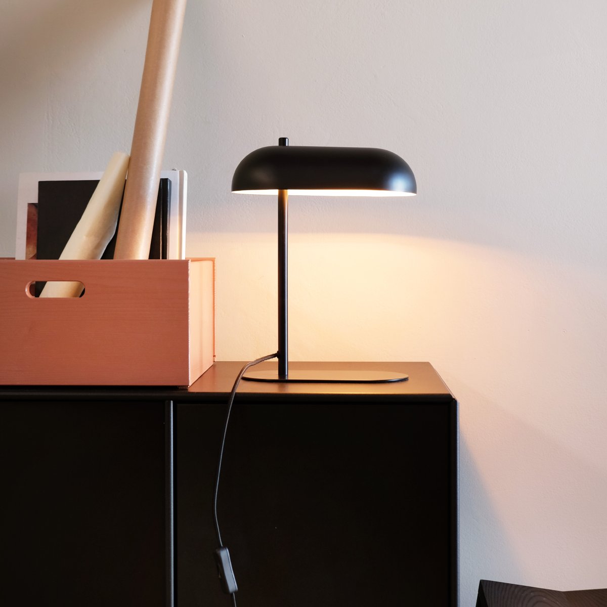 Arch 36cm Matzwart tafellamp Van Dyberg Larsen - De Arch tafellamp is een ode aan eenvoud en kwaliteit - een combinatie van Deens design en functionaliteit.