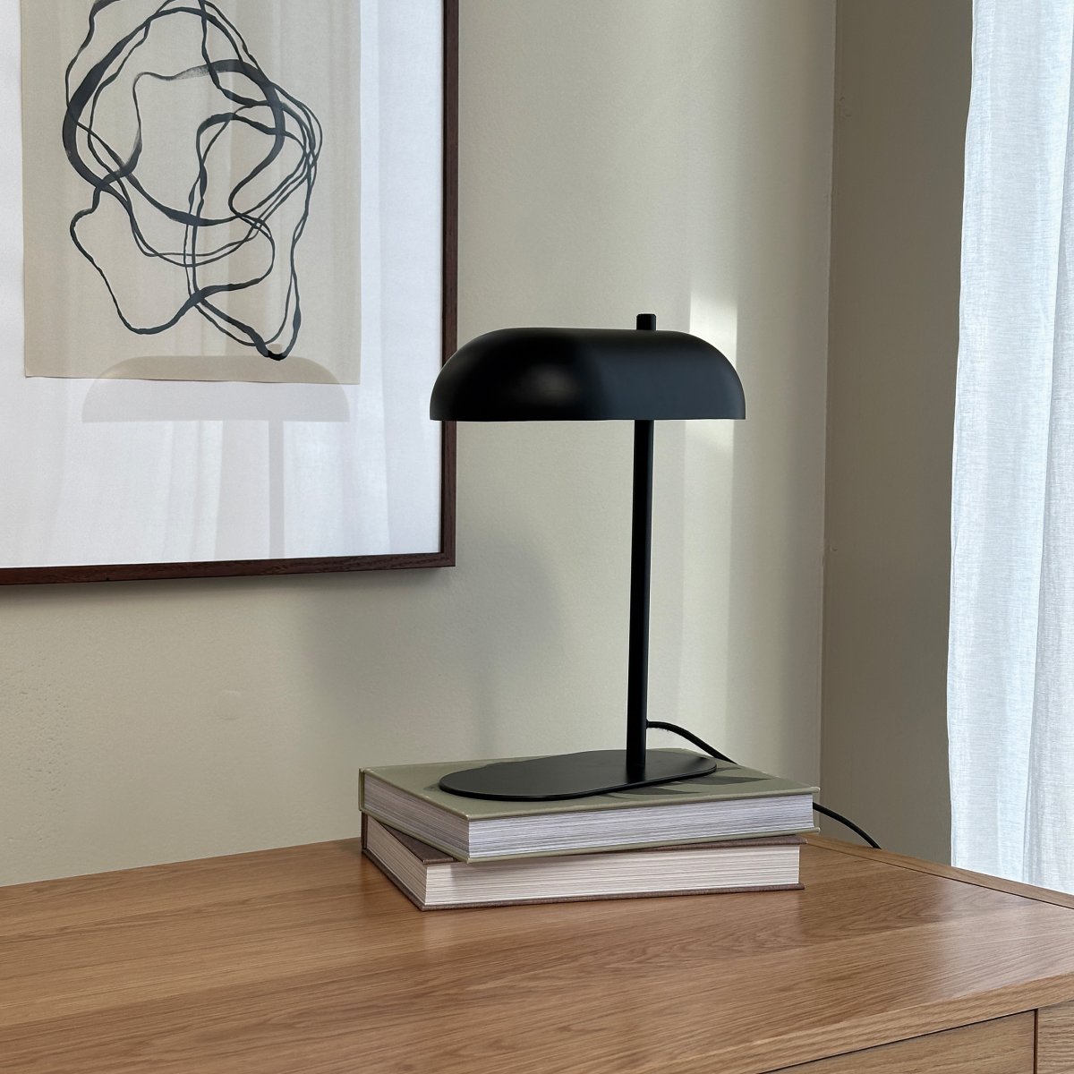 Arch 36cm Matzwart tafellamp Van Dyberg Larsen - De Arch tafellamp is een ode aan eenvoud en kwaliteit - een combinatie van Deens design en functionaliteit.