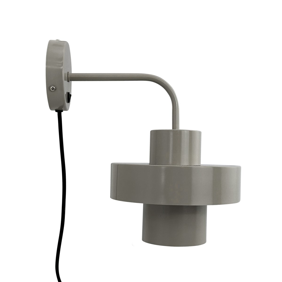 Stoke Ø15 Warm grijs wandlamp Van Dyberg Larsen - De Stoke wandlamp is geïnspireerd op de geometrische vormen van de Bauhaus-stijl uit het begin van de 20e eeuw.