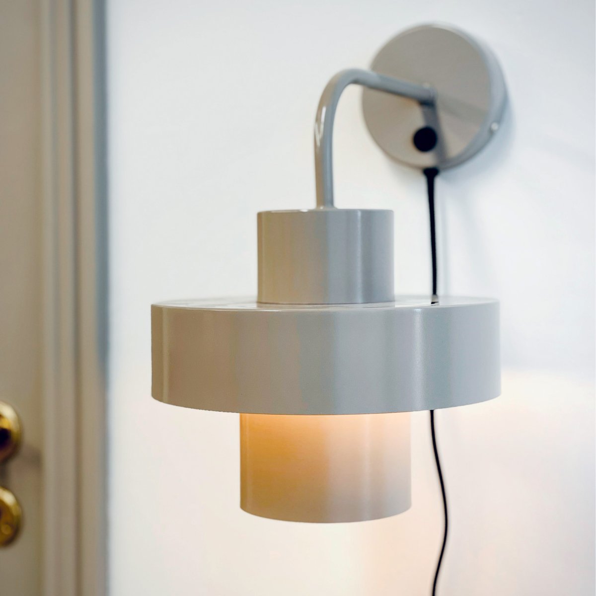 Stoke Ø15 Warm grijs wandlamp Van Dyberg Larsen - De Stoke wandlamp is geïnspireerd op de geometrische vormen van de Bauhaus-stijl uit het begin van de 20e eeuw.