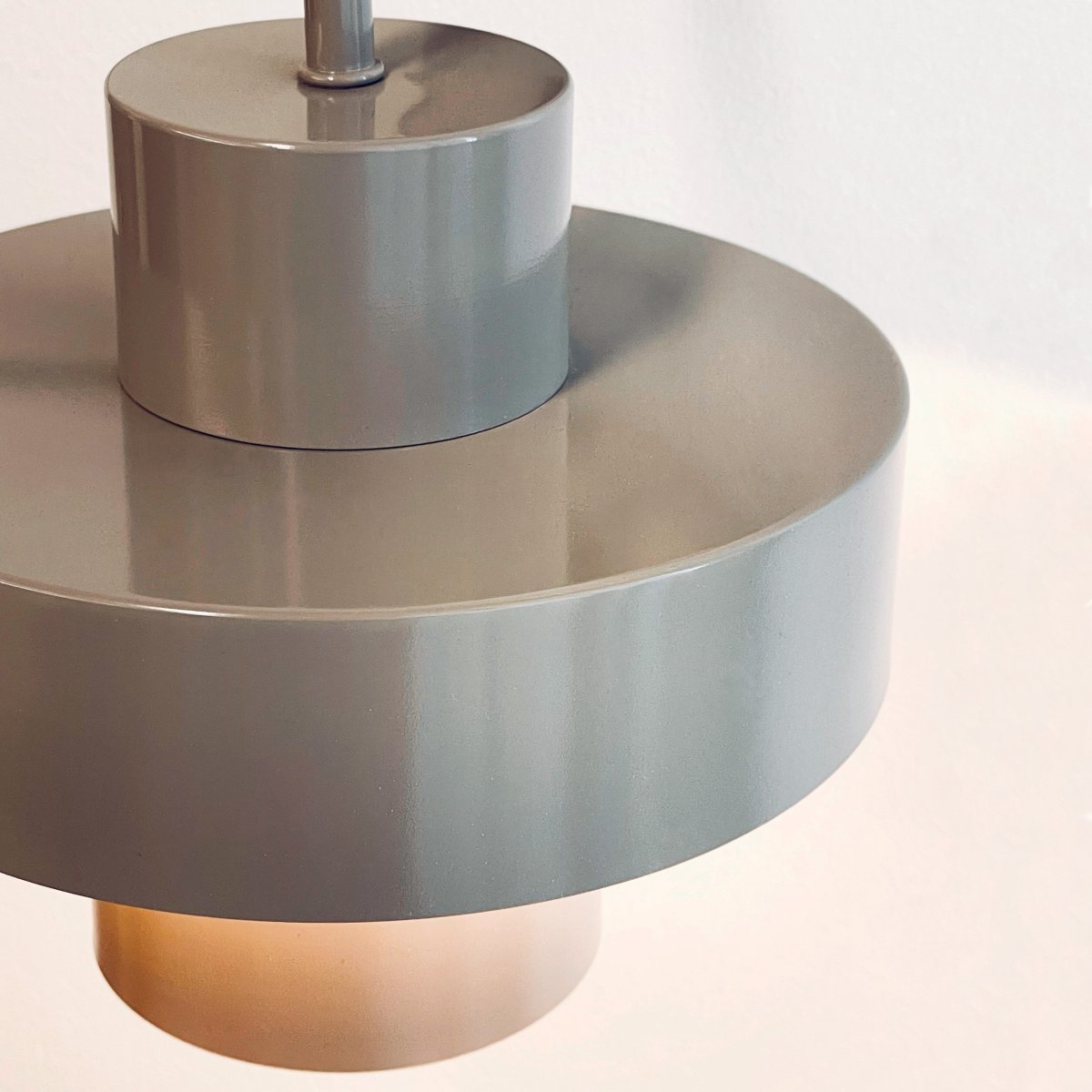Stoke Ø15 Warm grijs wandlamp Van Dyberg Larsen - De Stoke wandlamp is geïnspireerd op de geometrische vormen van de Bauhaus-stijl uit het begin van de 20e eeuw.