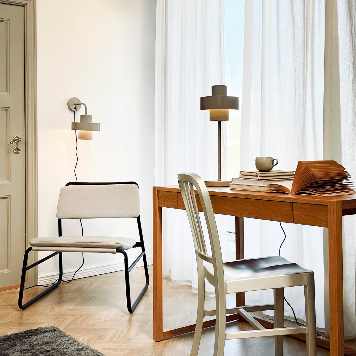 Stoke Ø15 Warm grijs wandlamp Van Dyberg Larsen - De Stoke wandlamp is geïnspireerd op de geometrische vormen van de Bauhaus-stijl uit het begin van de 20e eeuw.
