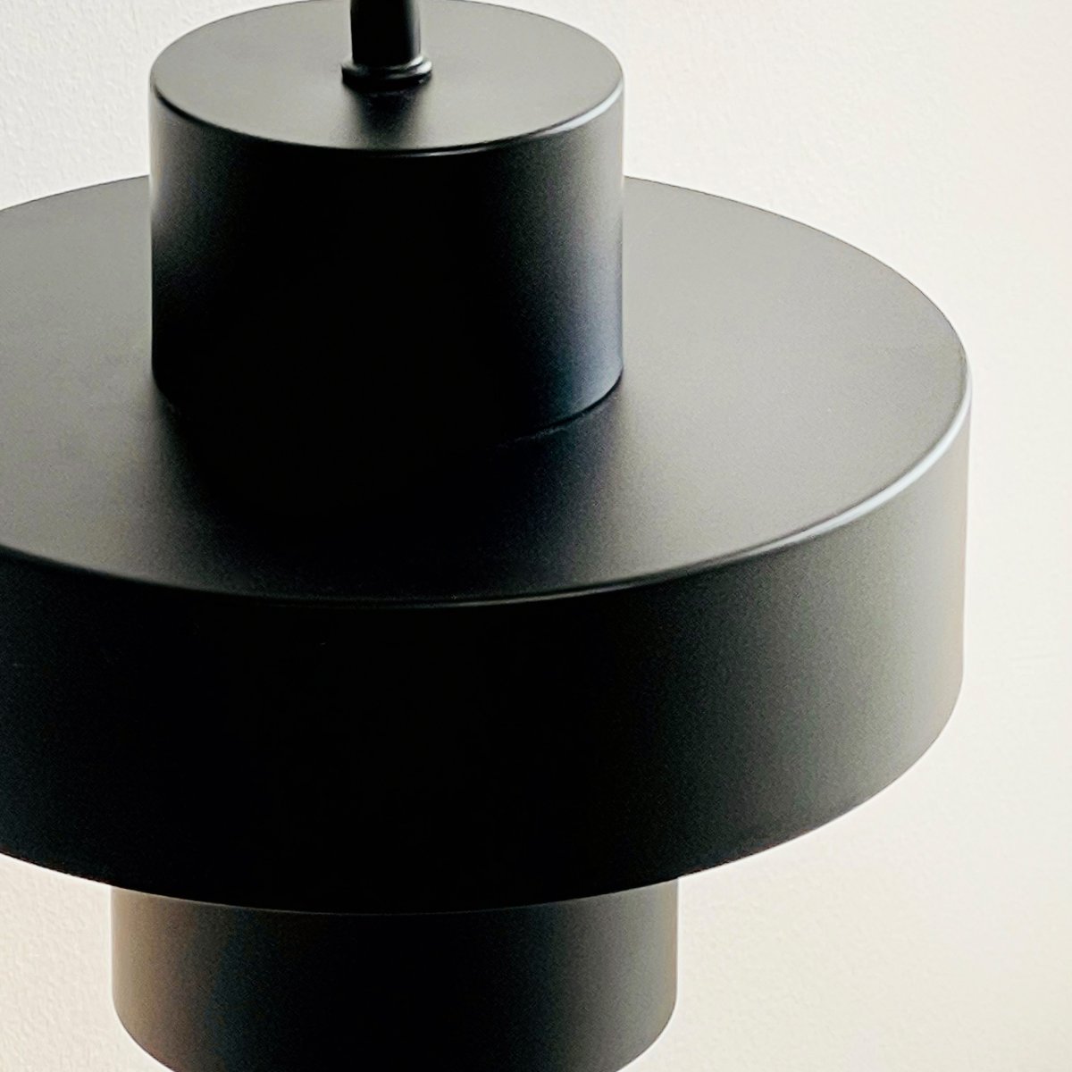 Stoke Ø15 Zwart wandlamp Van Dyberg Larsen - De Stoke wandlamp is geïnspireerd op de geometrische vormen van de Bauhaus-stijl uit het begin van de 20e eeuw.